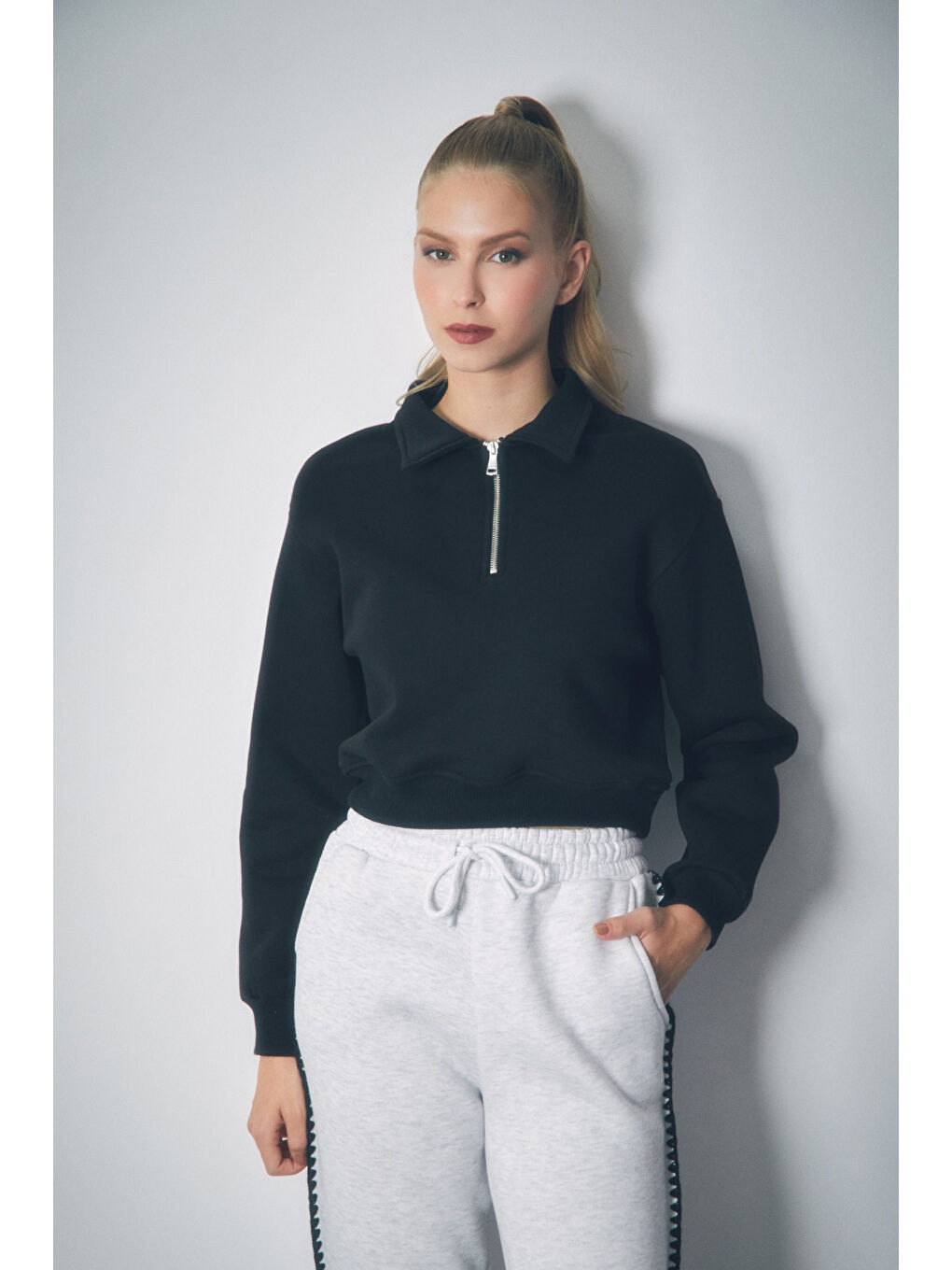 Fullamoda Siyah Polo Yaka Yarım Fermuarlı Crop Sweatshirt