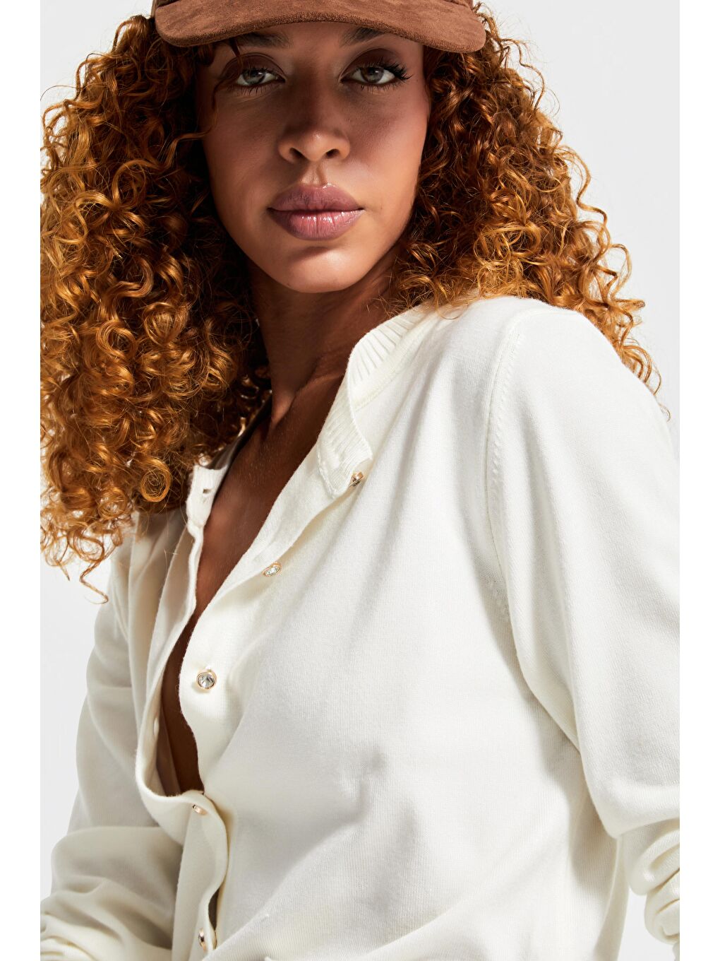 Beyaz Kadın Kemik Renk w5-101 Volanlı Kol Önü Cepli Düğmeli Viskon Karışımlı Triko Hırka-4