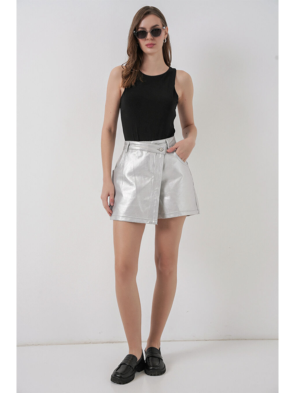 Gri Kadın Parlak Şort Etek 8044 - Gümüş-1