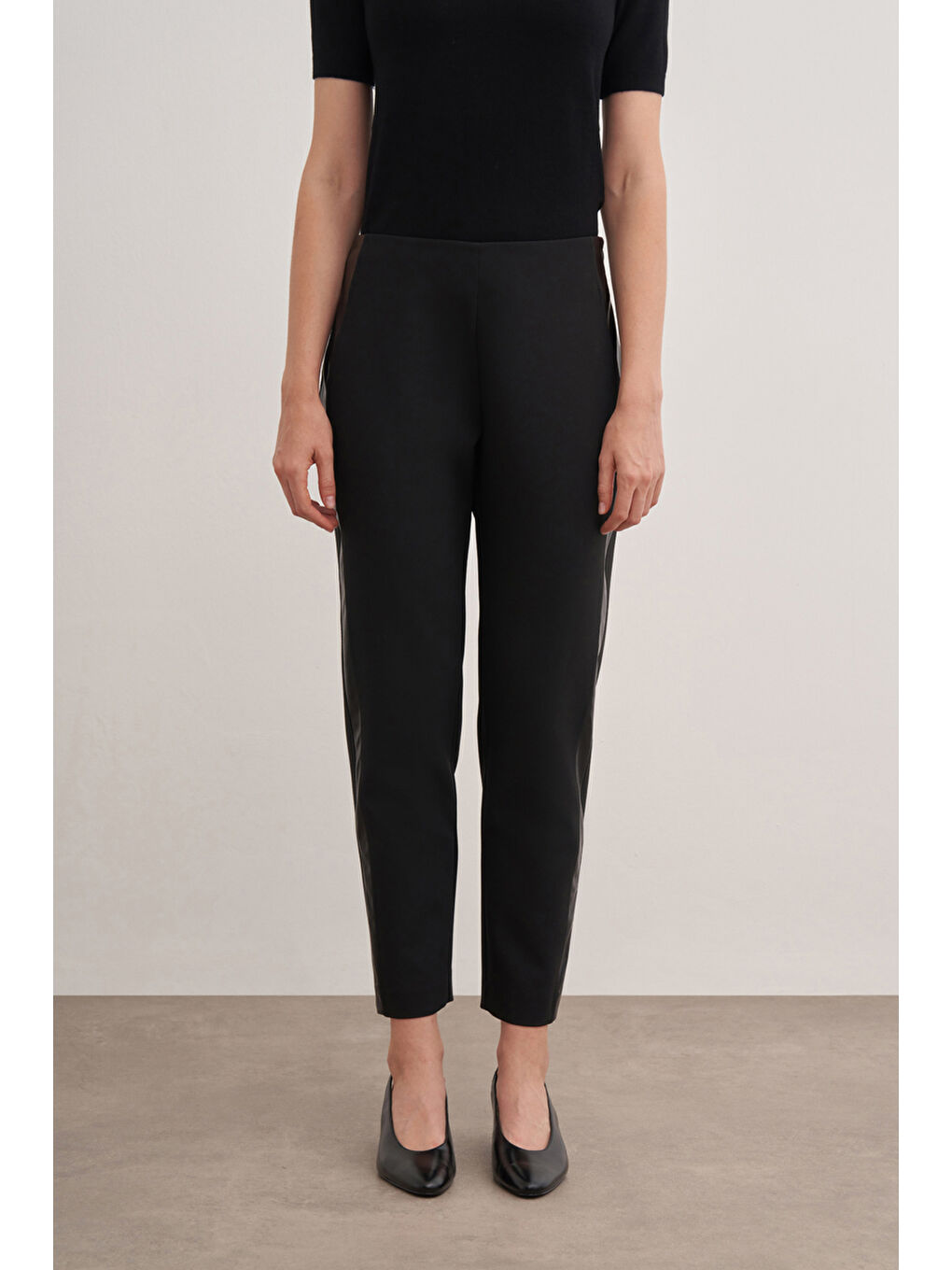 Siyah Deri Parçalı Pantolon-2