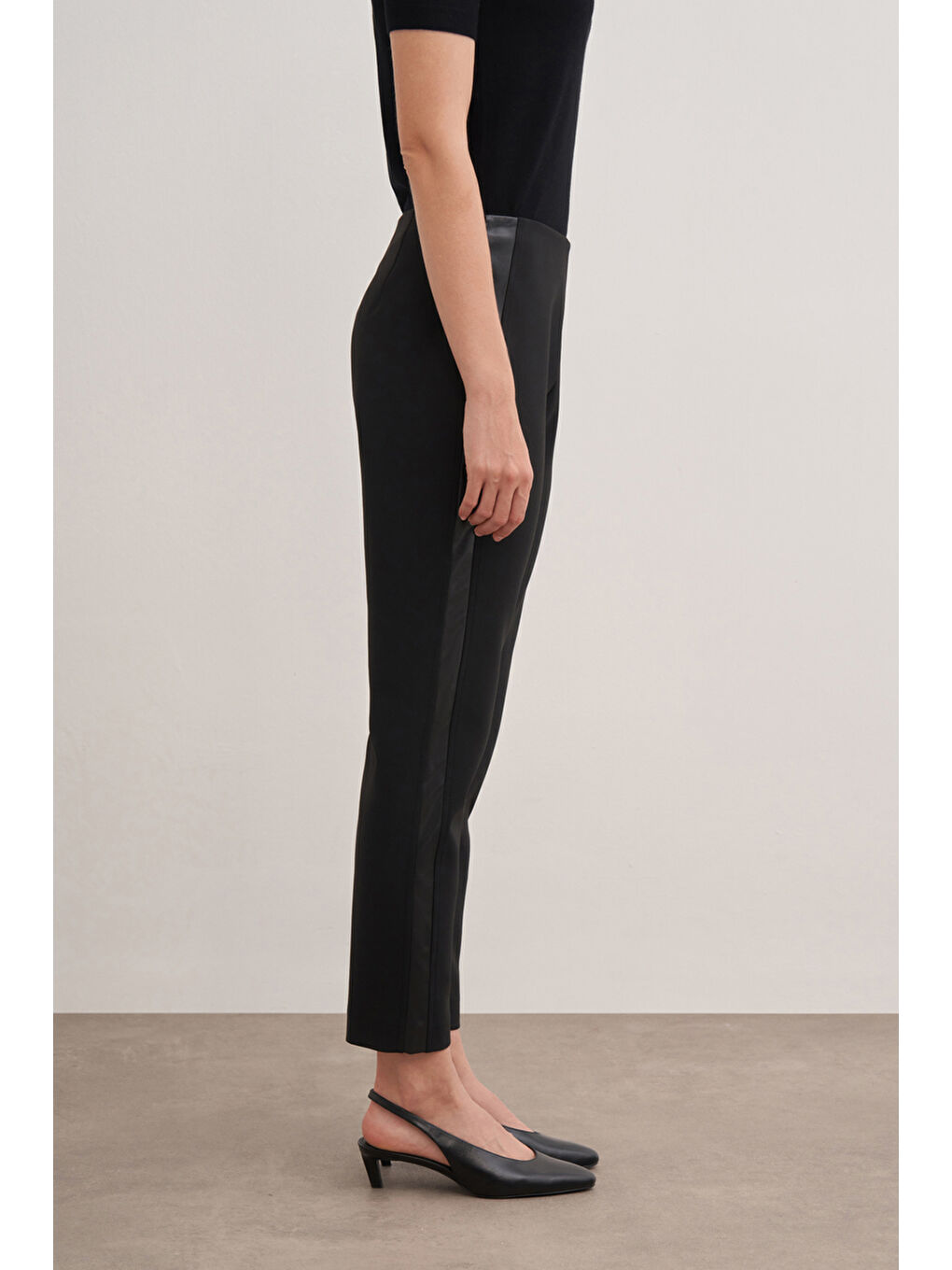 Siyah Deri Parçalı Pantolon-3