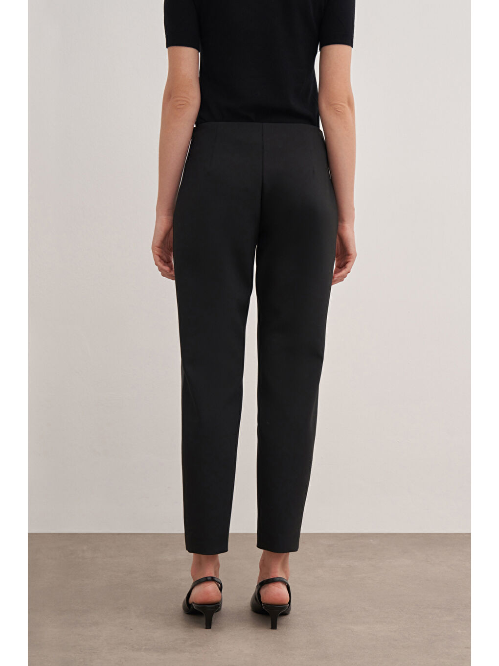 Siyah Deri Parçalı Pantolon-4