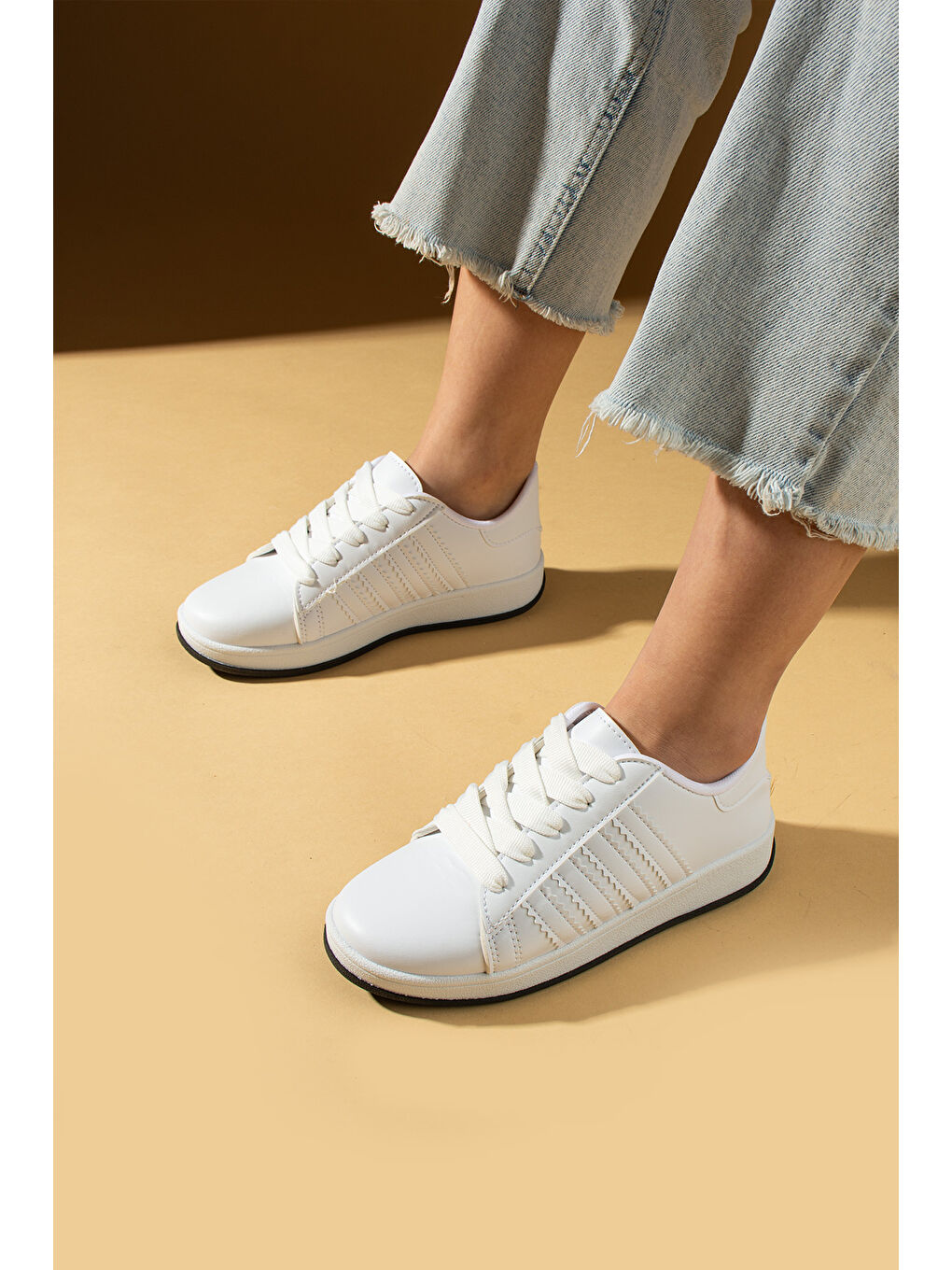 Pembe Potin Beyaz Bağcıklı Rahat Kalıp Şerit Detaylı Comfort Taban Kadın Sneaker 001-1015-24