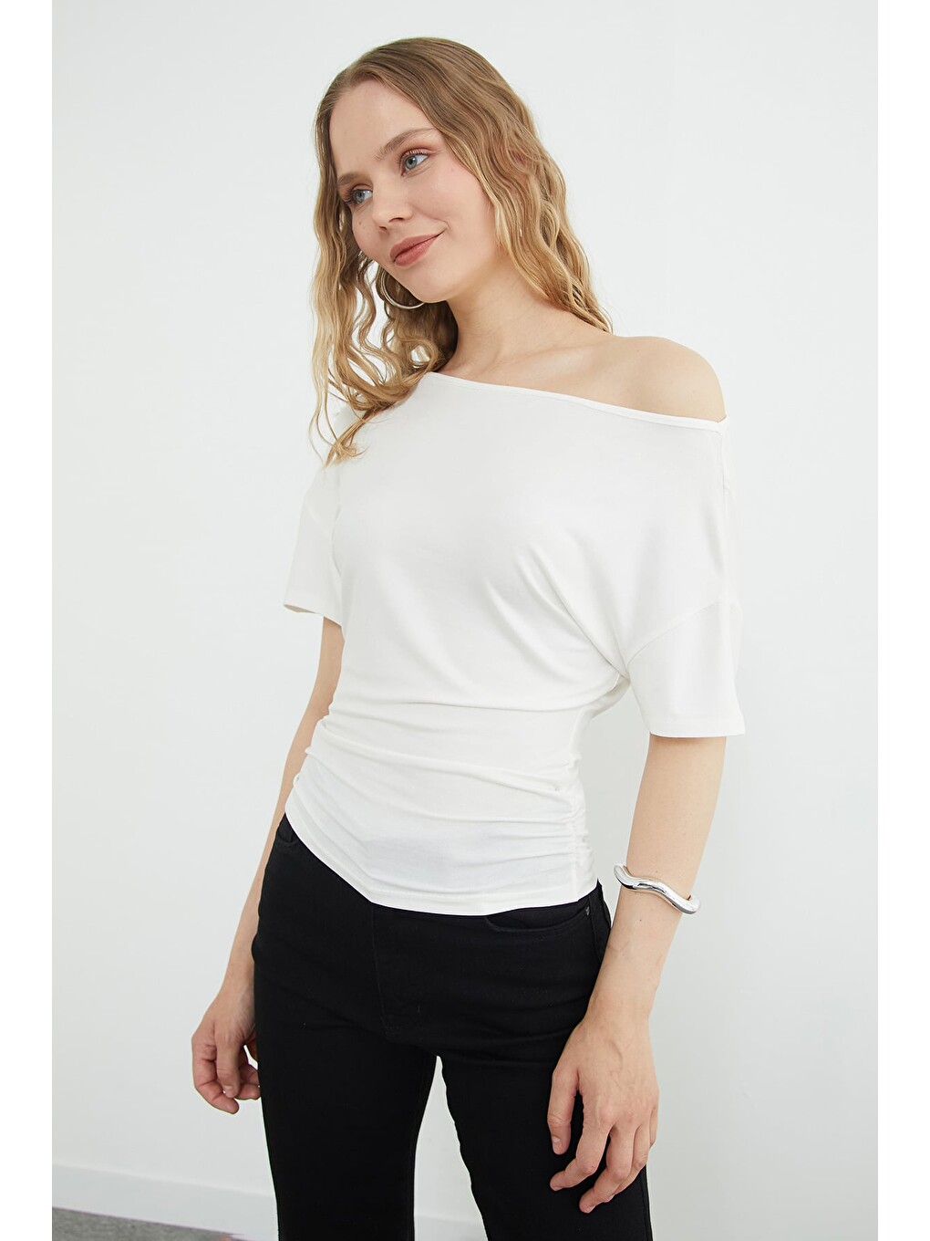 Ekru Basic Yanları Drapeli Kayık Yaka Bluz-4