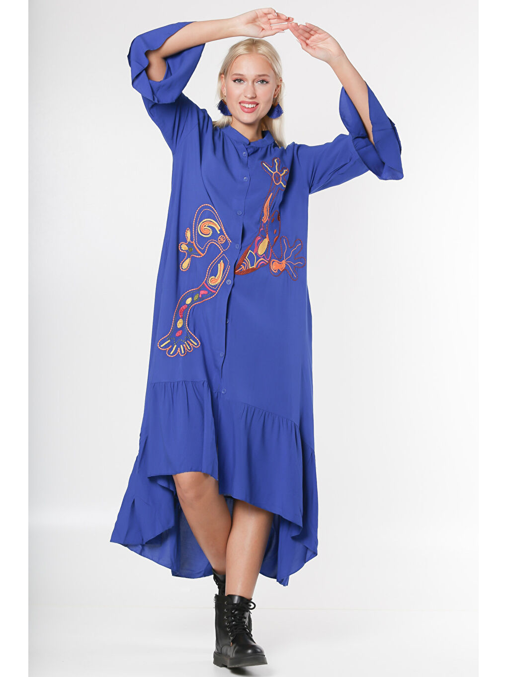 Koyu Mavi Dik Yaka Fırfırlı Kol Düğmeli Kol Ve Etek Ucu Fırfırlı Nakışlı Oversize Dokuma Elbise-5