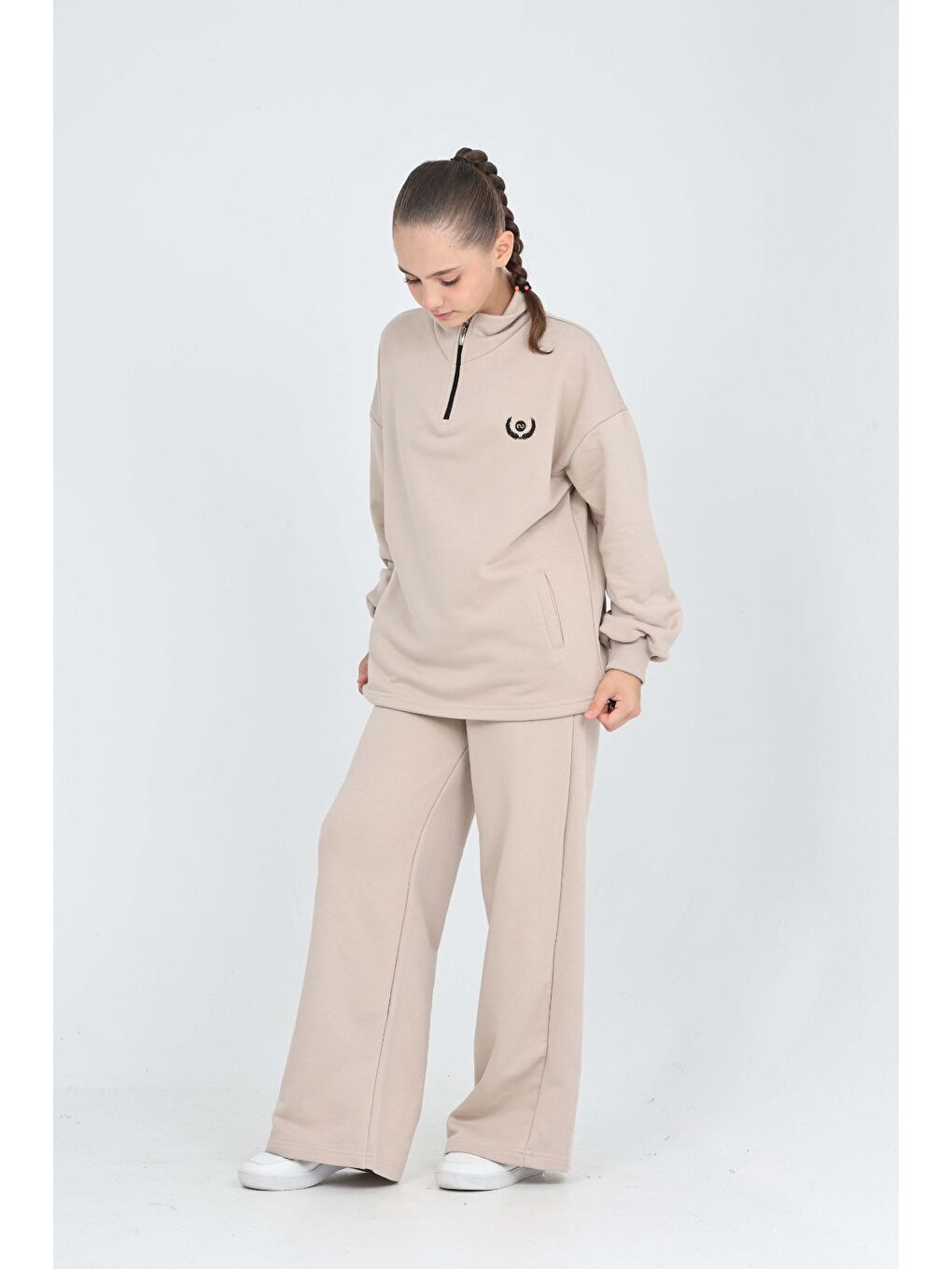 Bej Kız Çocuk 2'li Takım Dik Yaka Yarım Fermuarlı Nakışlı Eşofman Takımı