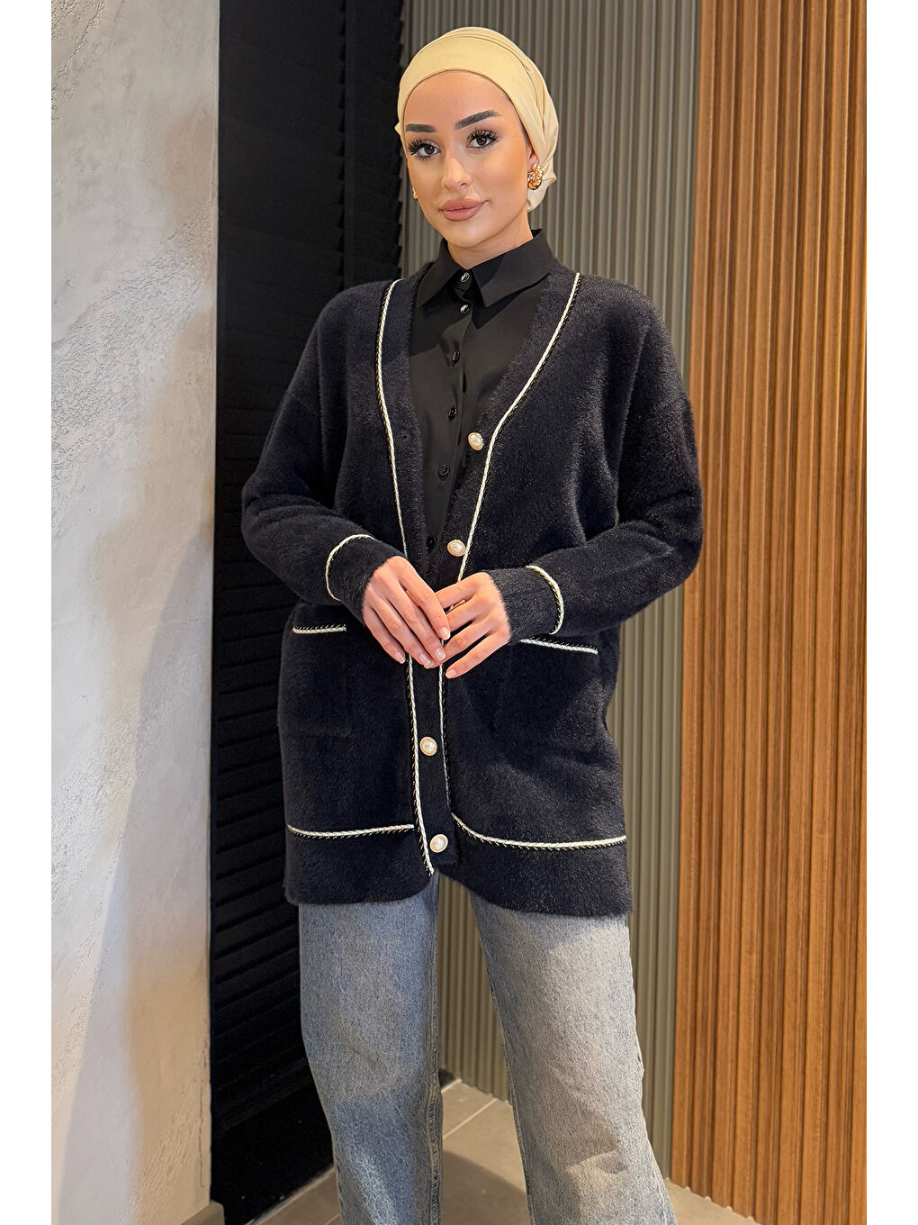 Siyah Kadın Çift Cepli Ön Düğmeli Sakallı Tesettür Hırka-3