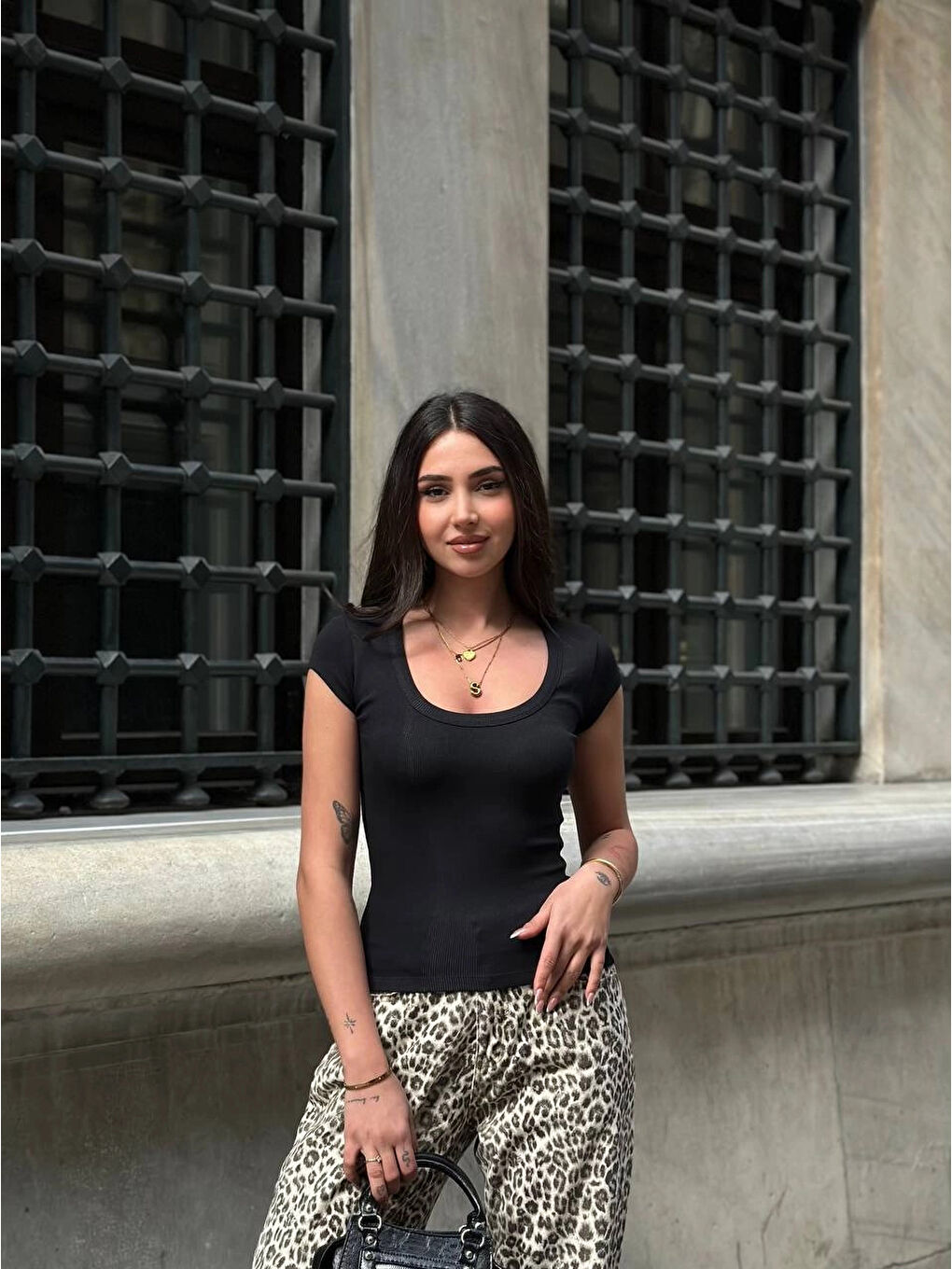 Kadın Siyah Oval Yaka T-Shirt HZL25S-ZK11681-1