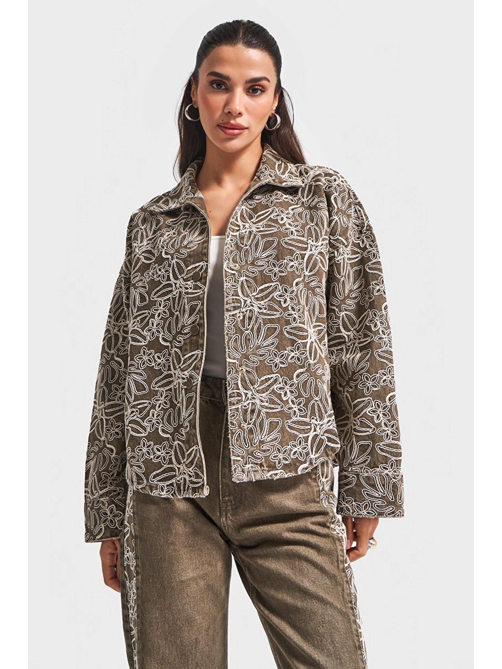 Kadın Taşlanmış Haki Renk 1w5-15 Oversize Nakış Detaylı Özel Tasarım Denim Ceket Gömlek-1