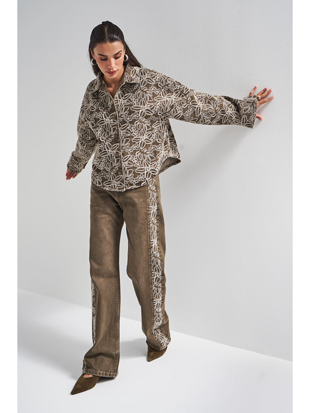 Kadın Taşlanmış Haki Renk 1w5-15 Oversize Nakış Detaylı Özel Tasarım Denim Ceket Gömlek-2