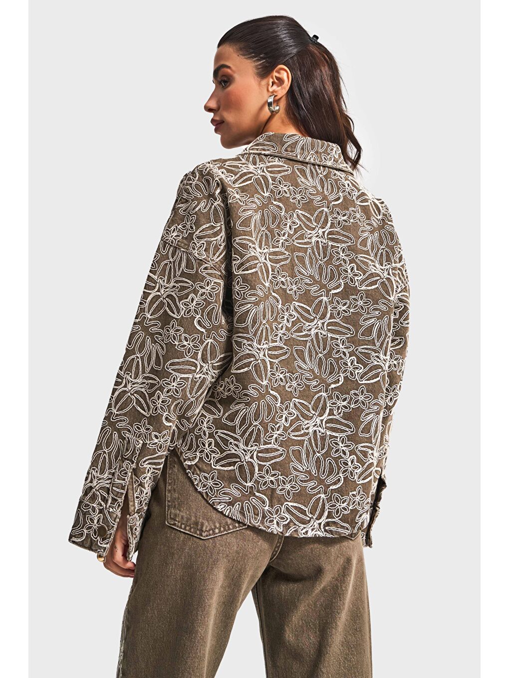 Kadın Taşlanmış Haki Renk 1w5-15 Oversize Nakış Detaylı Özel Tasarım Denim Ceket Gömlek-3