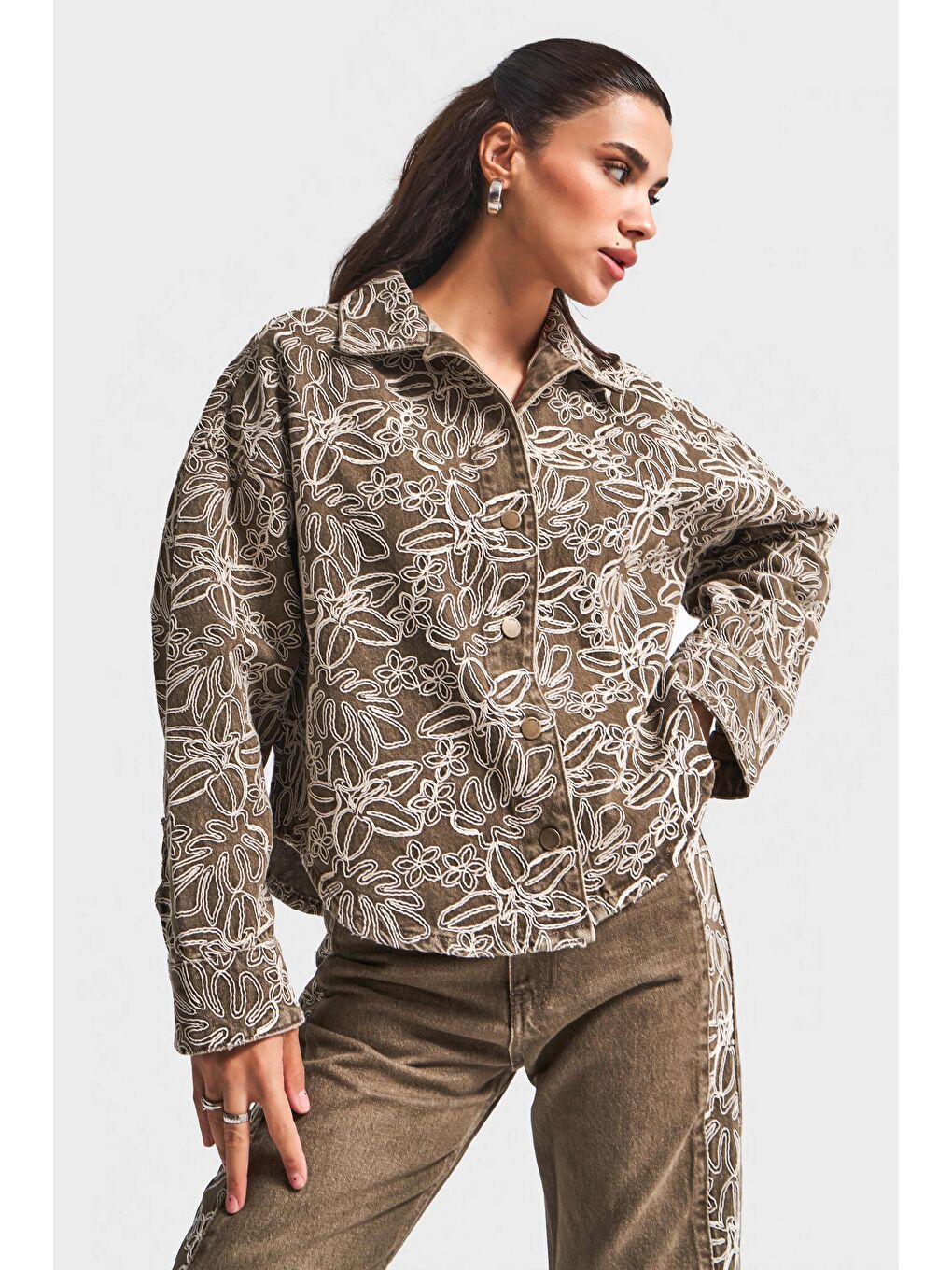 Kadın Taşlanmış Haki Renk 1w5-15 Oversize Nakış Detaylı Özel Tasarım Denim Ceket Gömlek-4