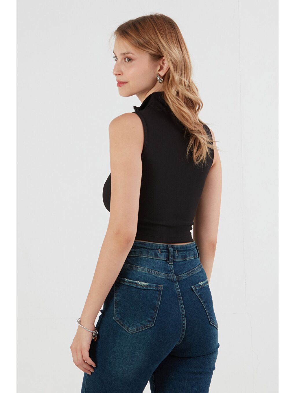 Siyah Fitilli Yarım Fermuarlı Kolsuz Bluz-1