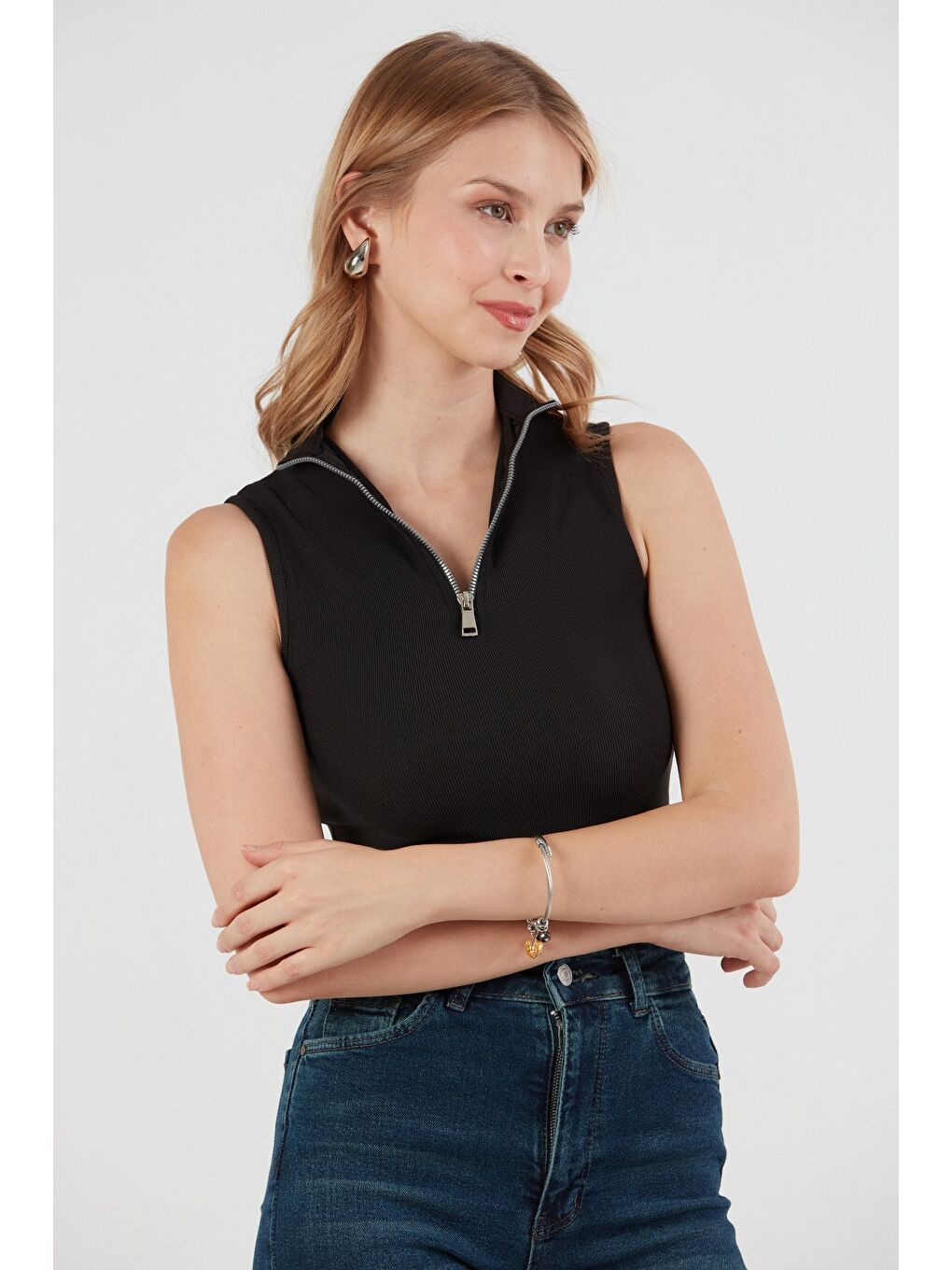 Siyah Fitilli Yarım Fermuarlı Kolsuz Bluz-2