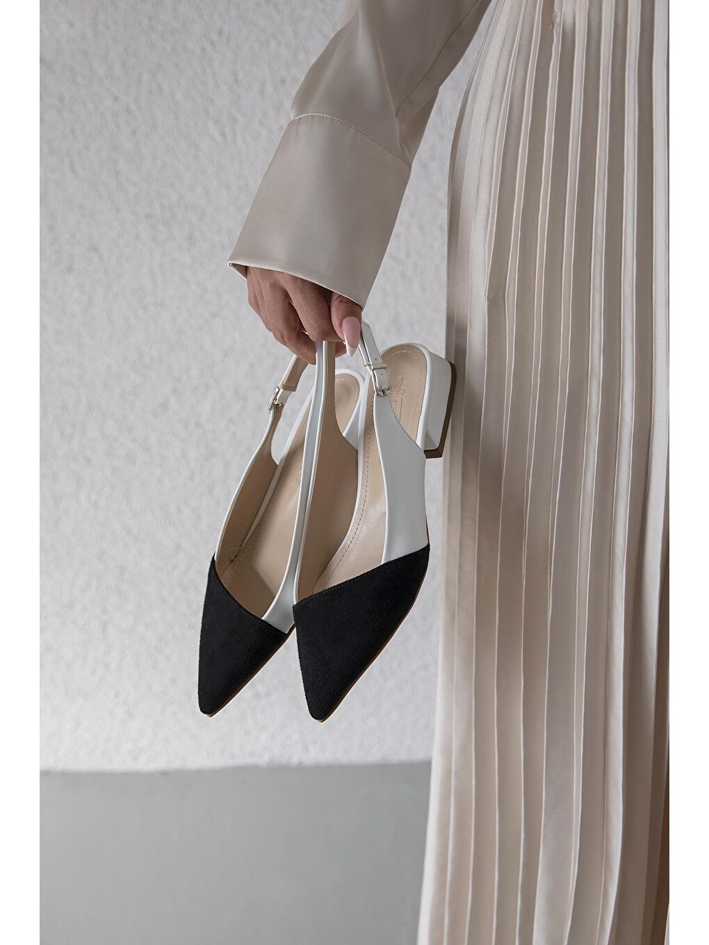 Ronan Kadın Süet Detay  Topuklu  Deri  Ayakkabı Beyaz-Siyah-1