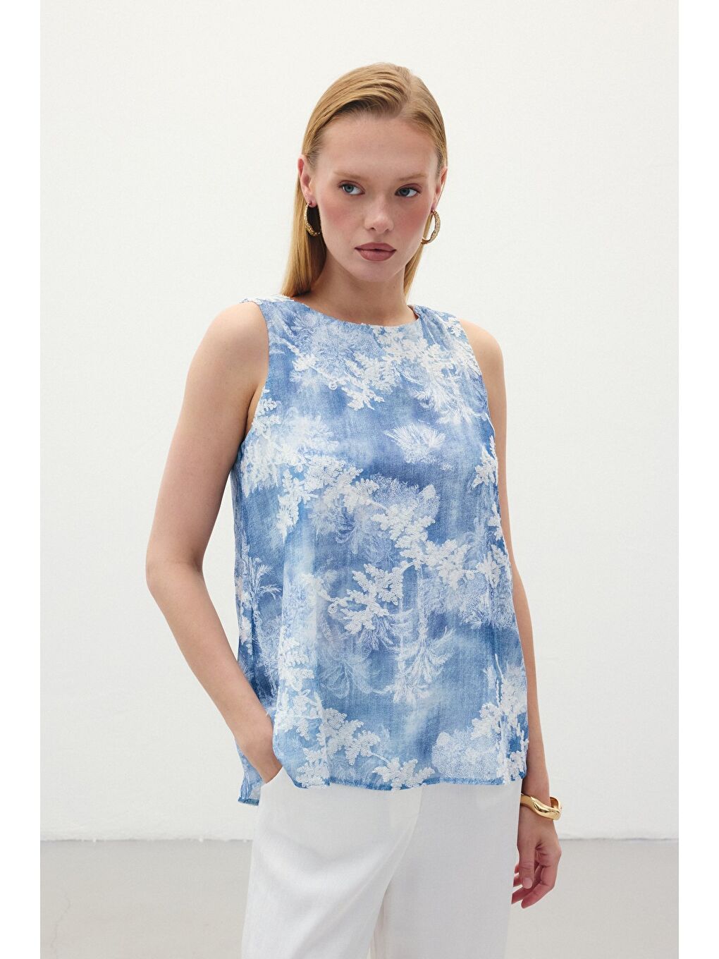 Nakışlı Kolsuz Bluz - İndigo