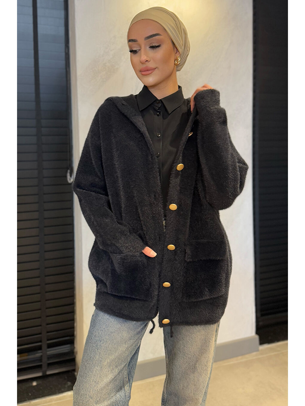 Siyah Kadın Ön Düğmeli Çift Cepli Kapüşonlu Sakallı Tesettür Hırka