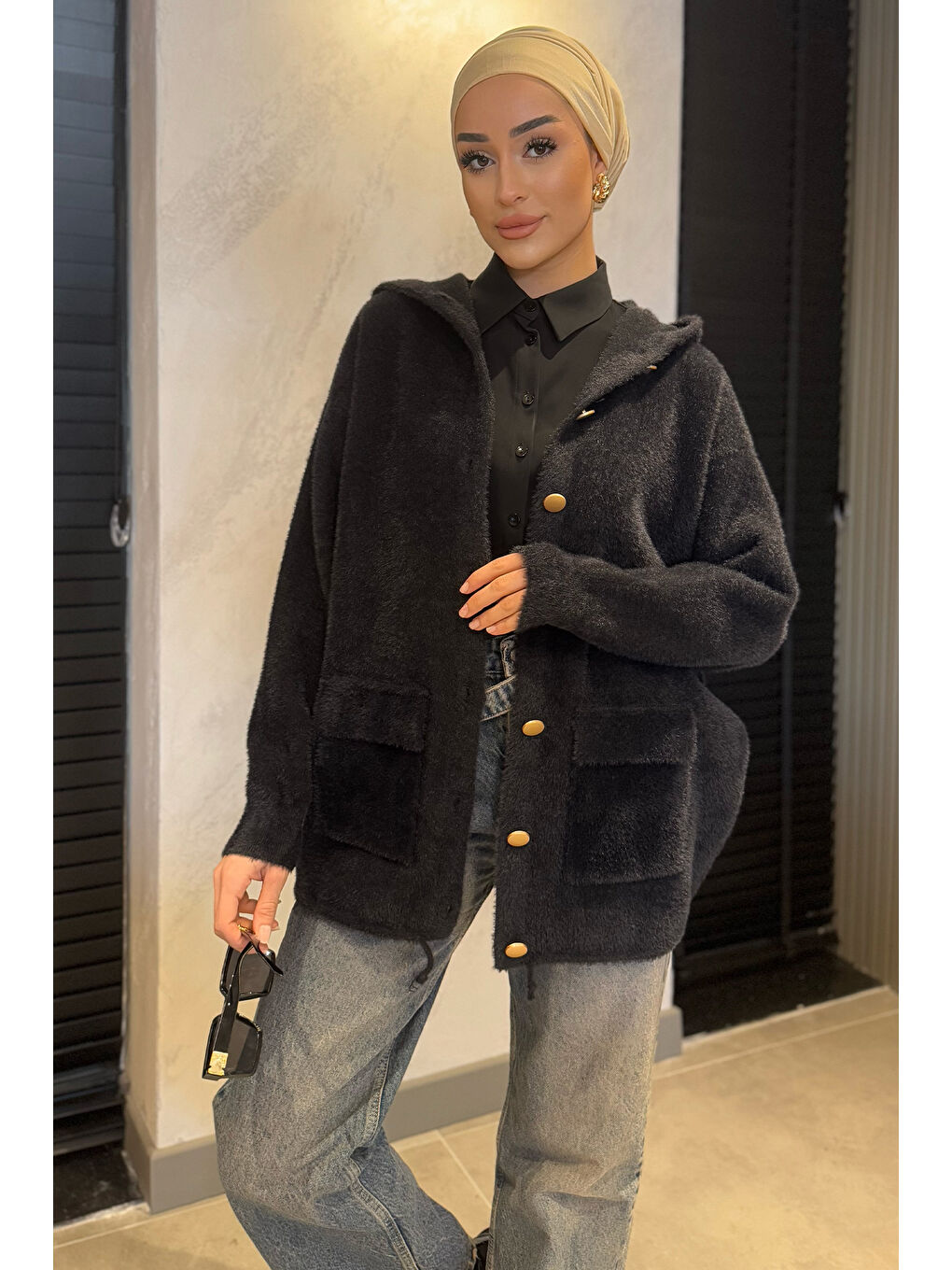 Siyah Kadın Ön Düğmeli Çift Cepli Kapüşonlu Sakallı Tesettür Hırka-2