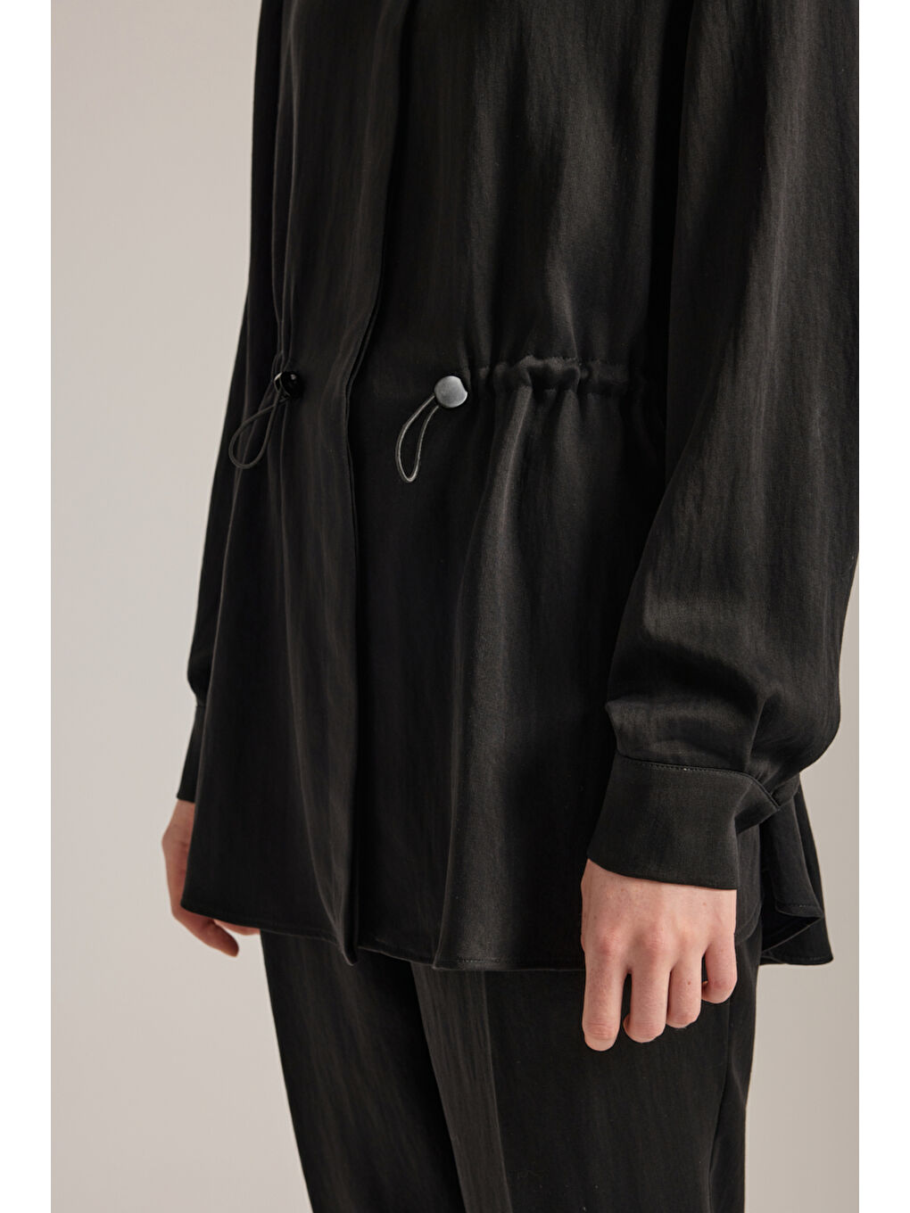 Siyah Beli Lastik Ayarlı Lyocell Tunik-3