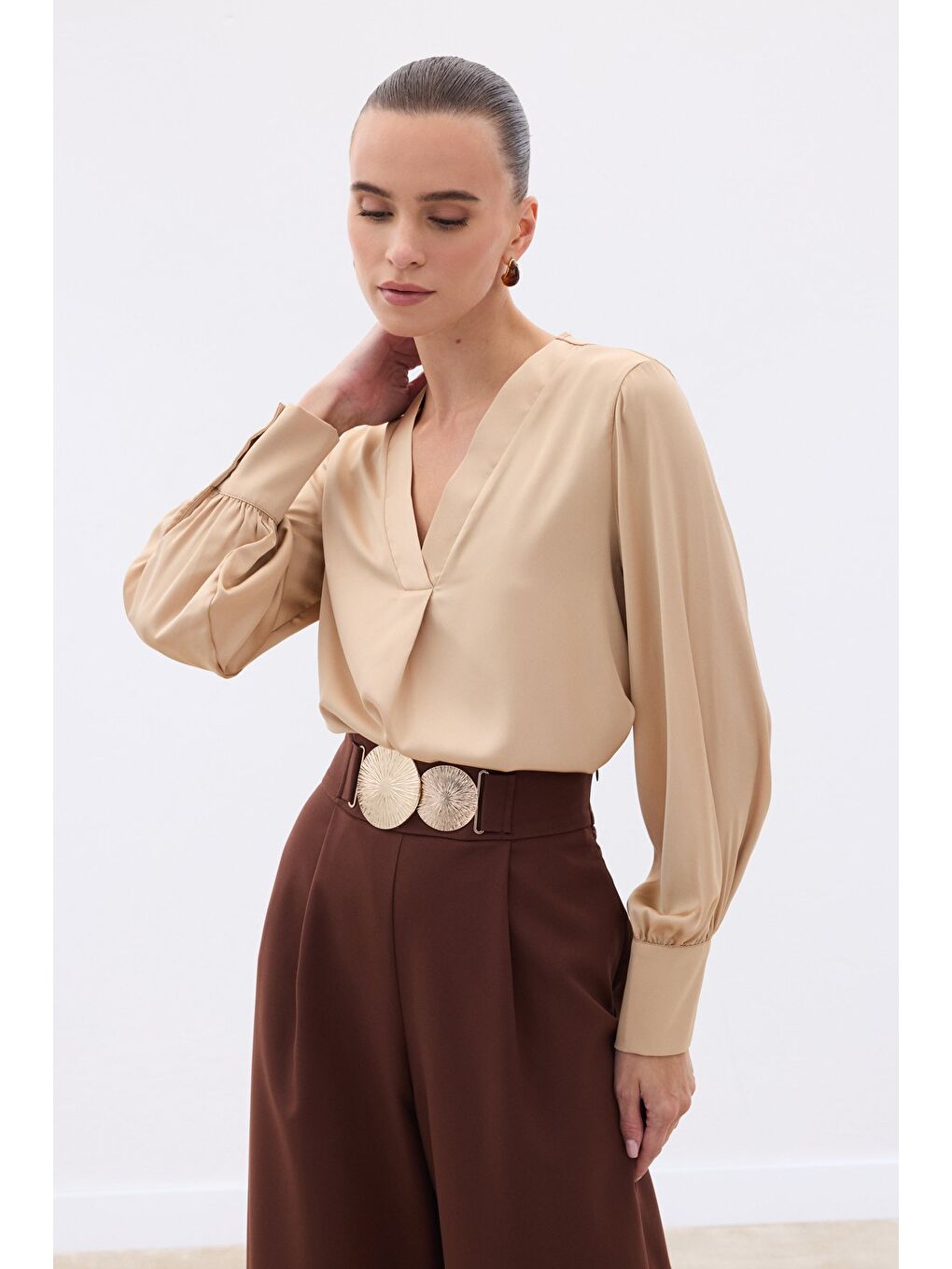 Kahverengi V Yaka Saten Bluz - Camel-2