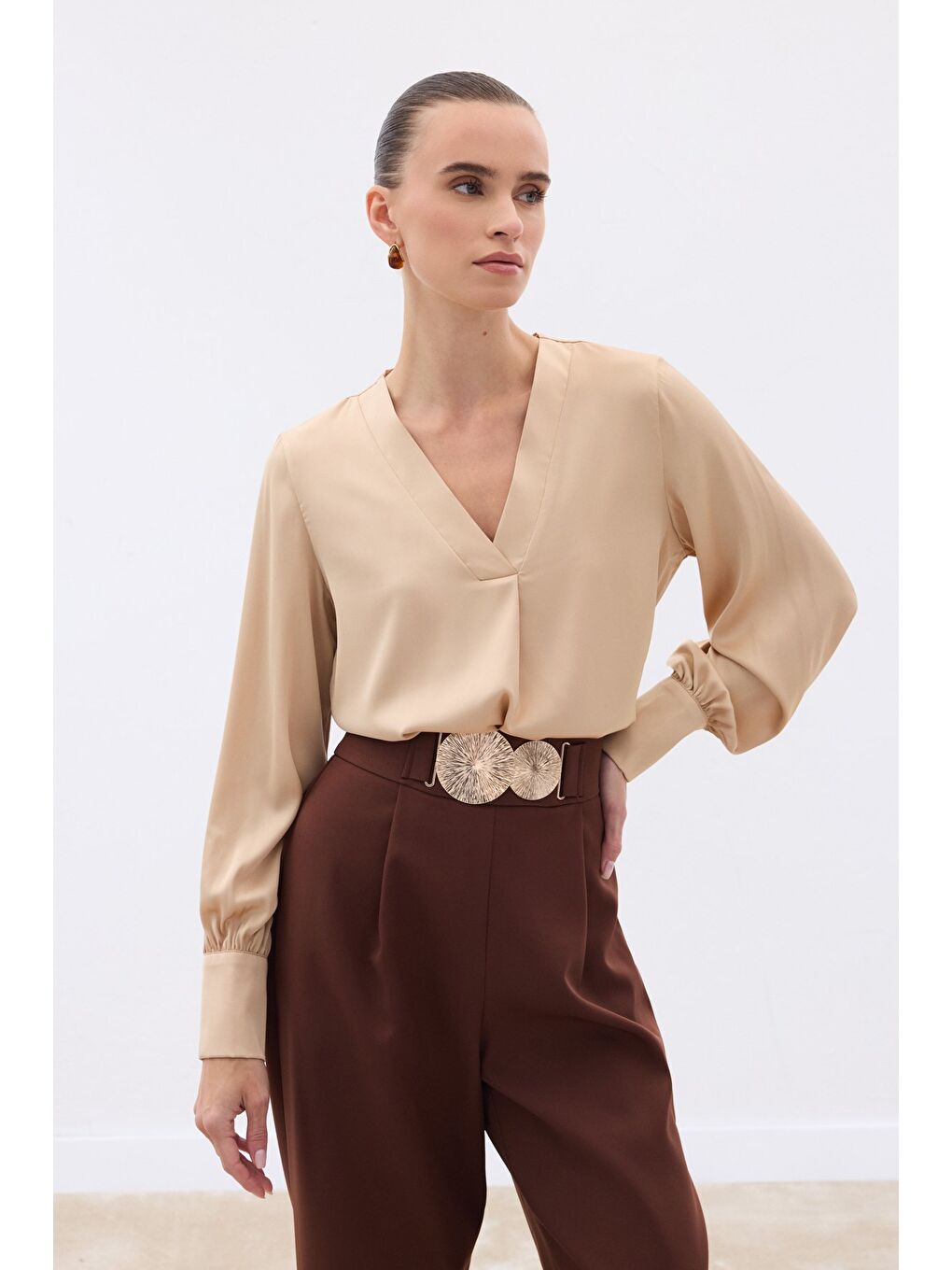 Kahverengi V Yaka Saten Bluz - Camel-3