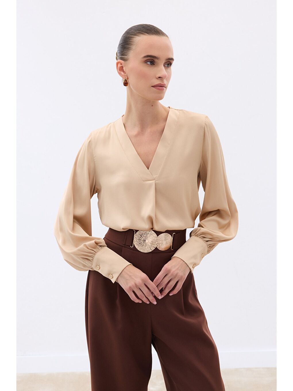 Kahverengi V Yaka Saten Bluz - Camel-4