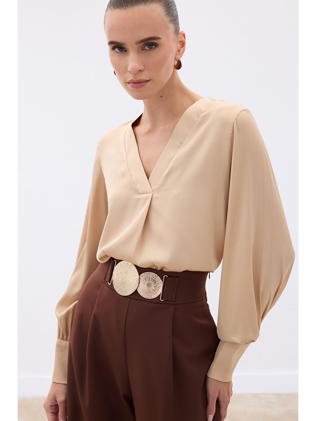 Kahverengi V Yaka Saten Bluz - Camel-5