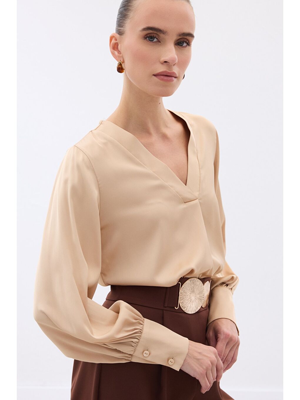 Kahverengi V Yaka Saten Bluz - Camel-6