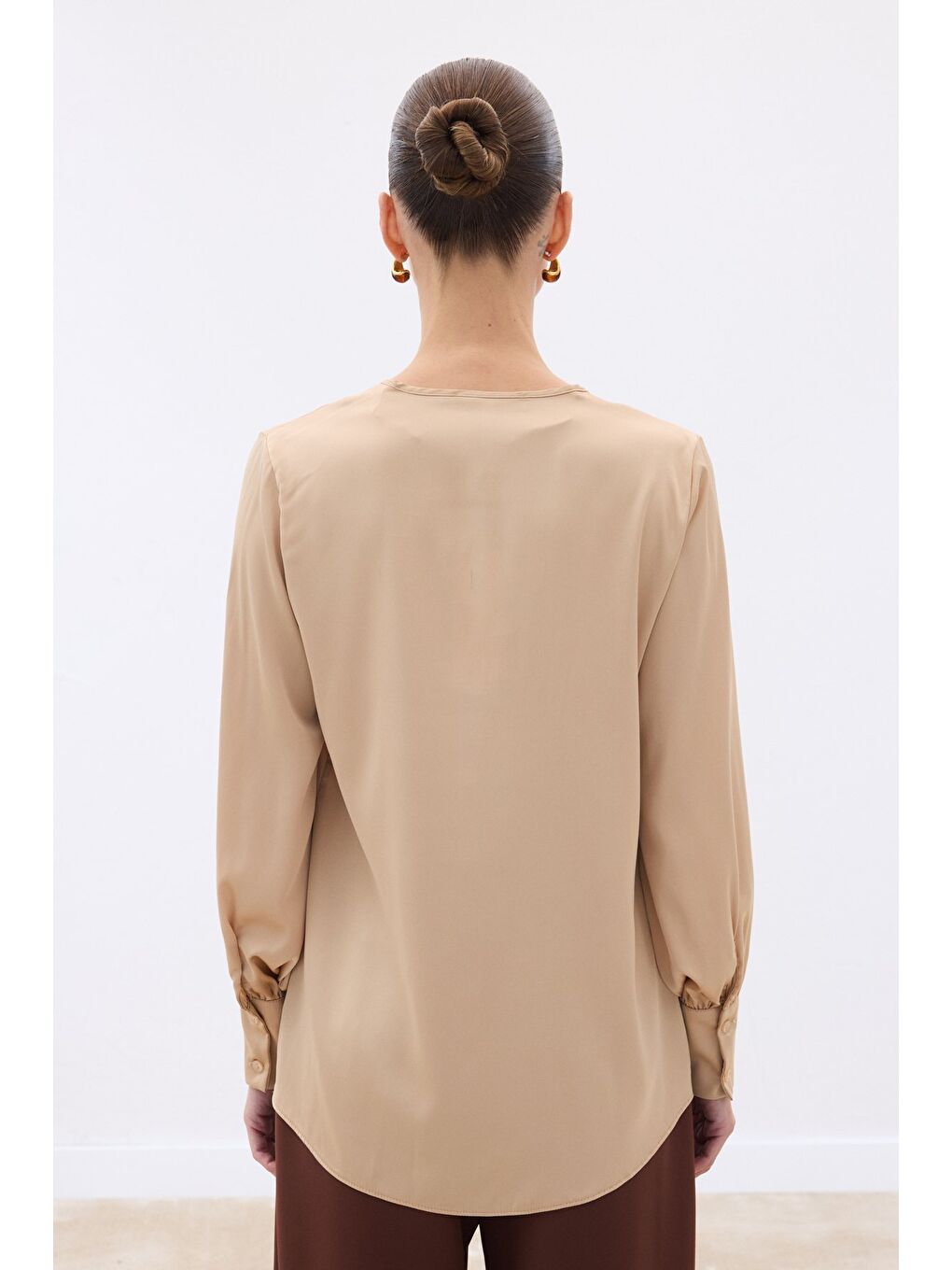 Kahverengi V Yaka Saten Bluz - Camel-7