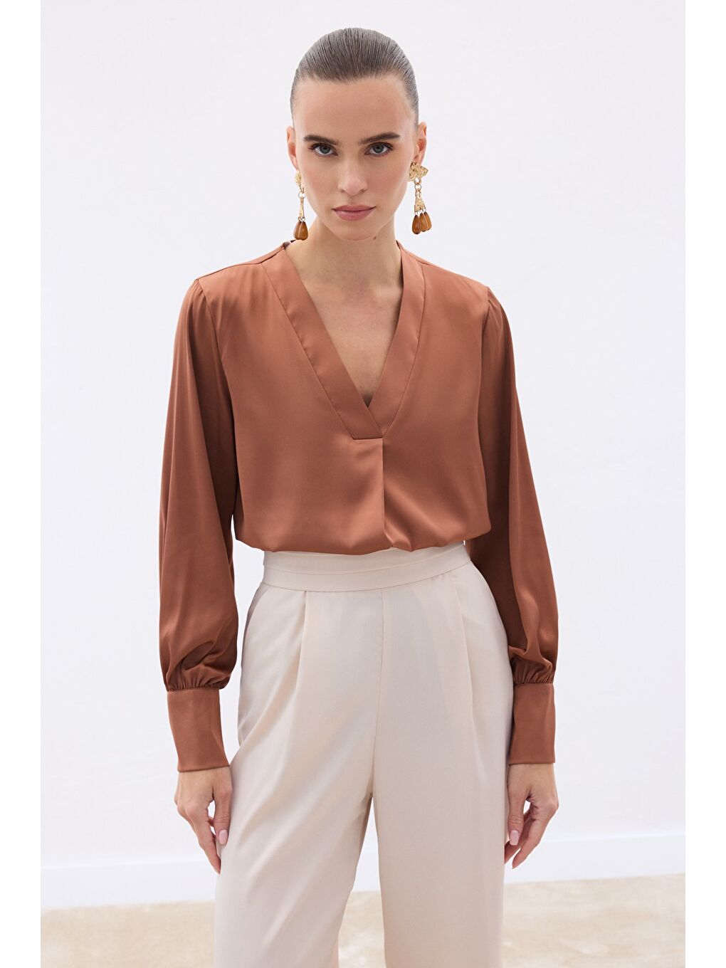 Kahverengi V Yaka Saten Bluz - Kahve-1