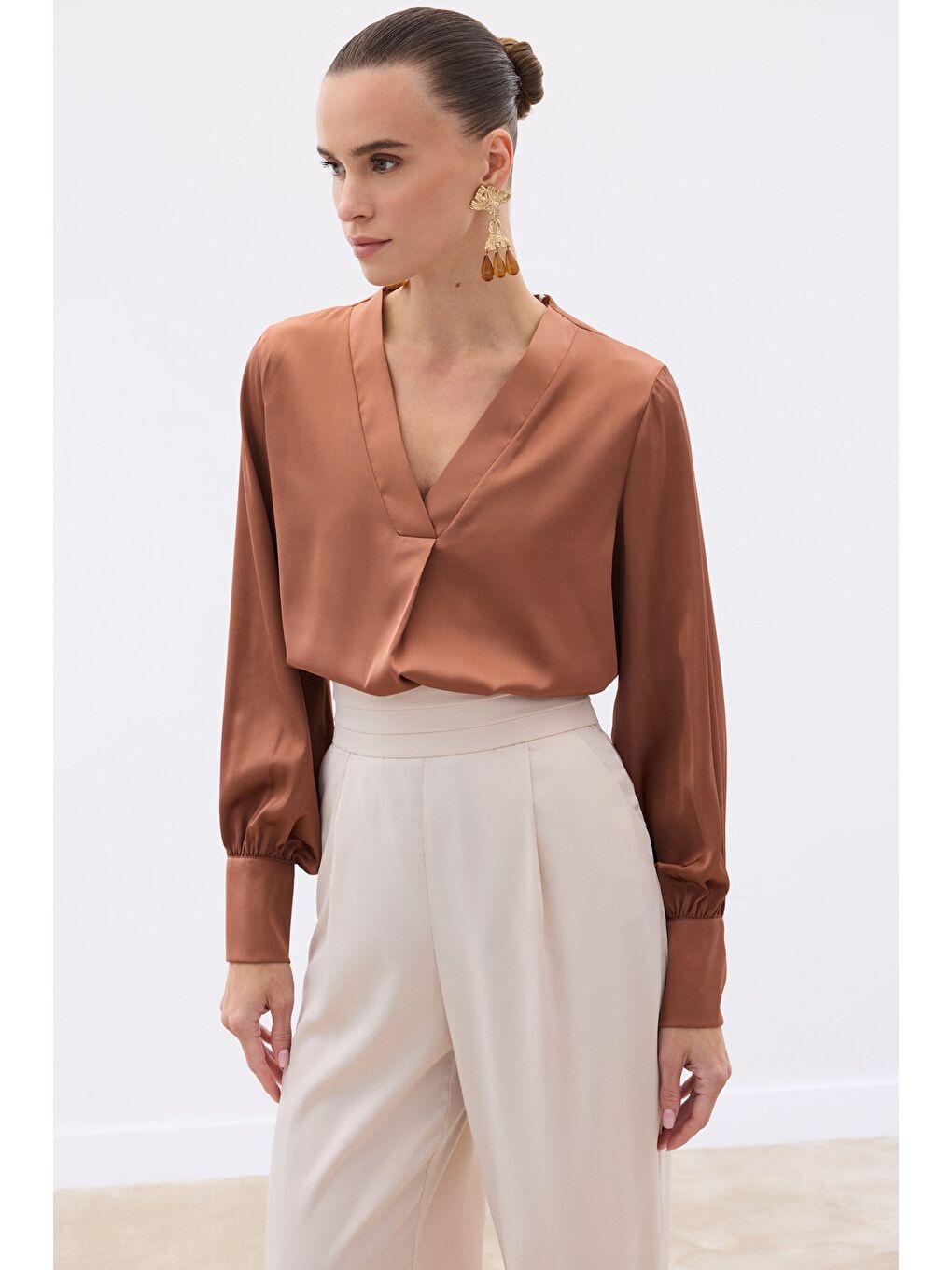 Kahverengi V Yaka Saten Bluz - Kahve-2