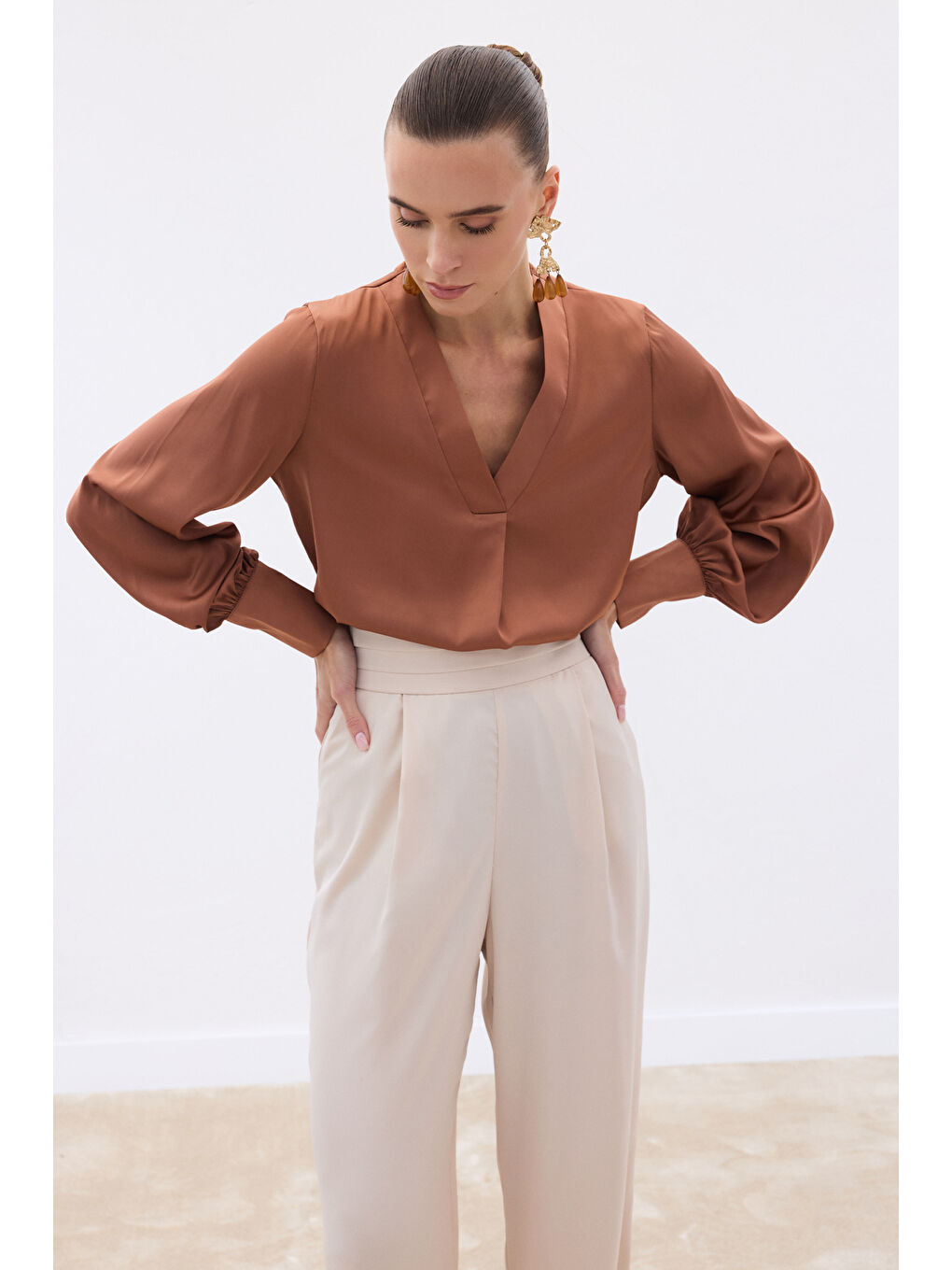 Kahverengi V Yaka Saten Bluz - Kahve-3