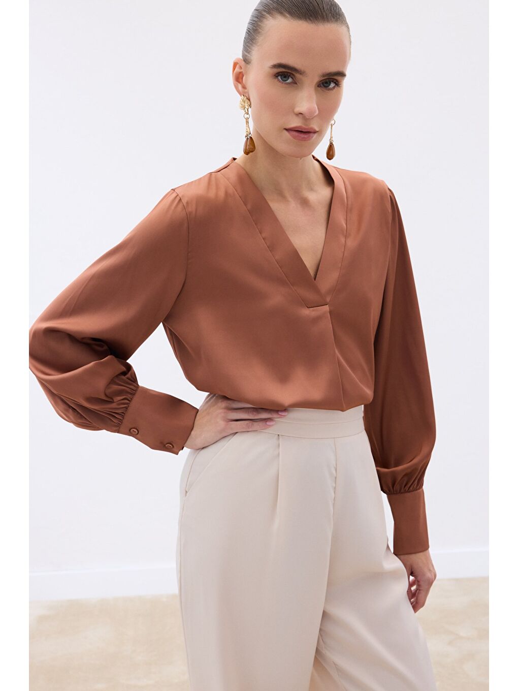 Kahverengi V Yaka Saten Bluz - Kahve-4