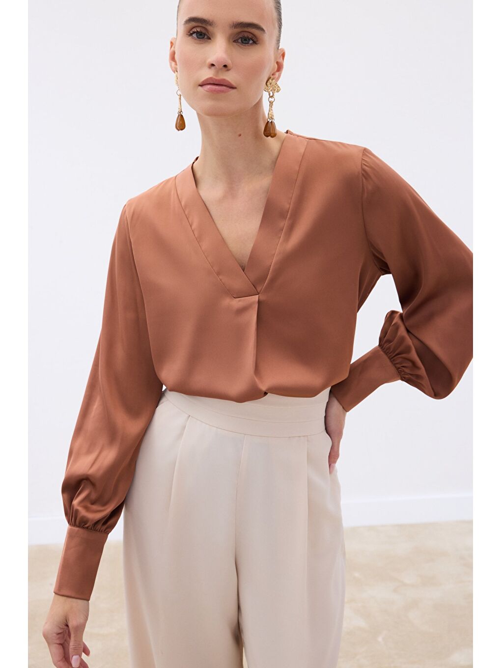 Kahverengi V Yaka Saten Bluz - Kahve-5