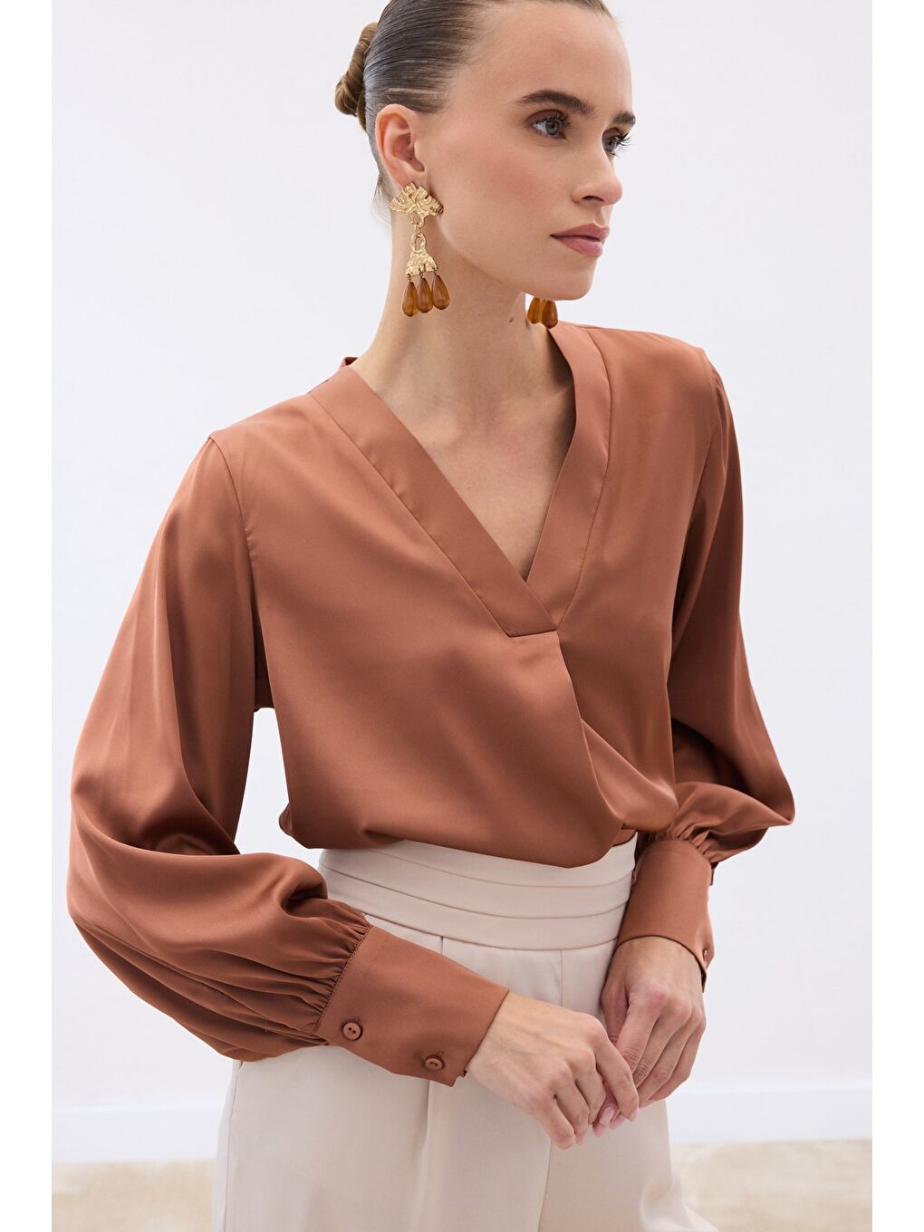 Kahverengi V Yaka Saten Bluz - Kahve-6