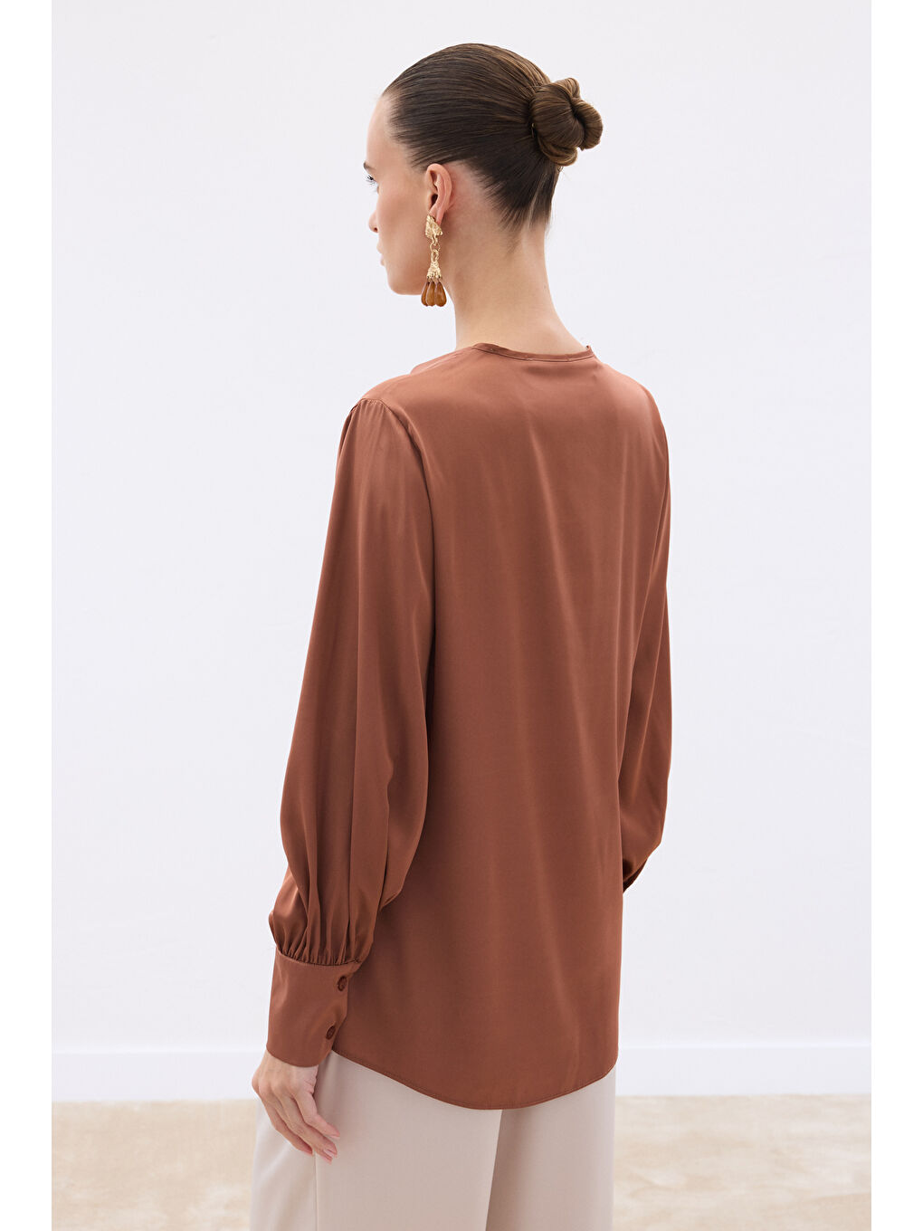 Kahverengi V Yaka Saten Bluz - Kahve-7