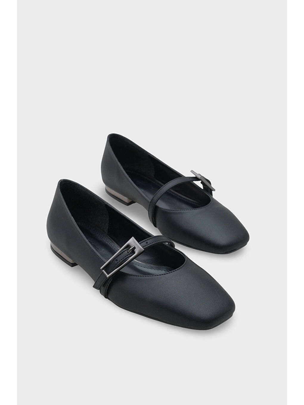 Siyah Rebbecca Küt Burunlu Kısa Topuklu Metal Tokalı Kadın Babet-1