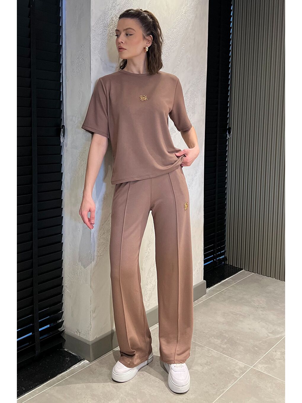 Kahverengi Kadın Gold Toka Detaylı Tişört Pantolon İkili Takım