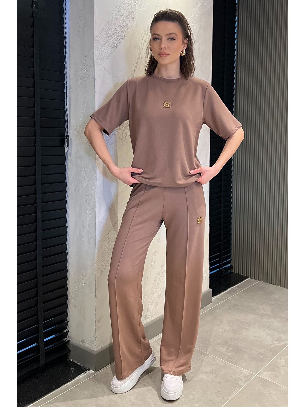 Kahverengi Kadın Gold Toka Detaylı Tişört Pantolon İkili Takım-1