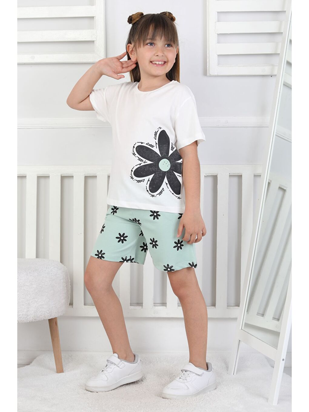Yeşil Papatya Baskılı Kısa Kollu Cepli Kız Çocuk Şort Takım-1
