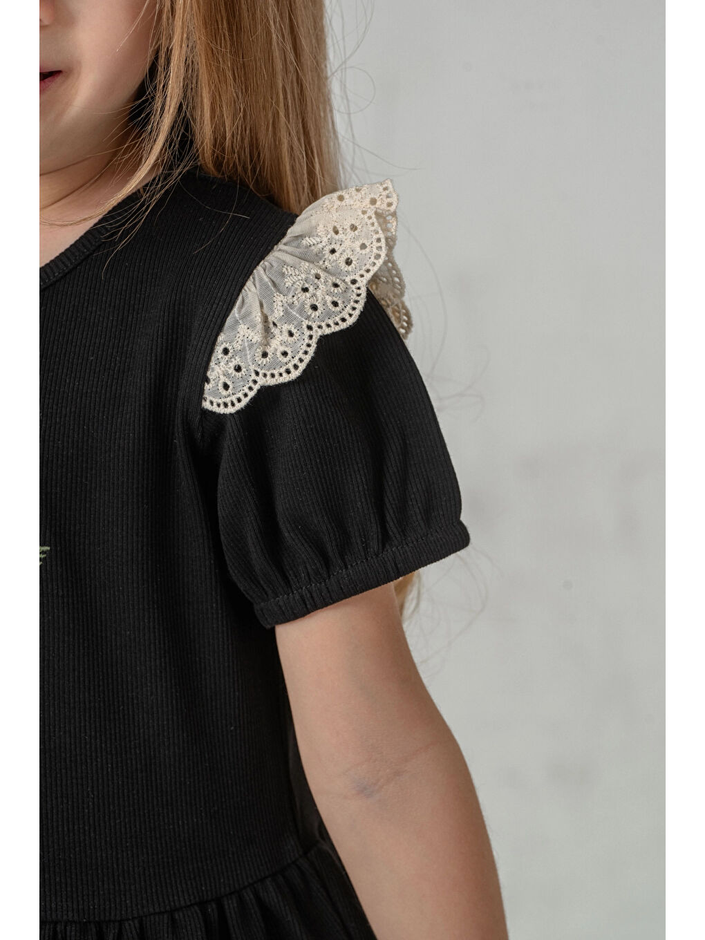 Siyah Çiçek Nakışlı Brode Detaylı Kız Çocuk Elbise 50974-2