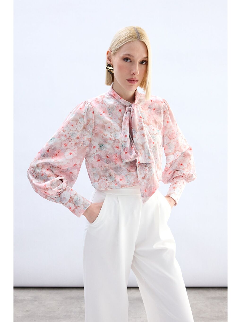 Pembe Çiçek Desenli Fularlı Gömlek - Pudra