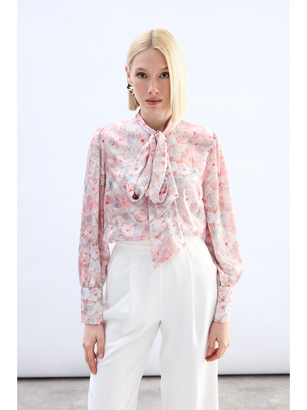 Pembe Çiçek Desenli Fularlı Gömlek - Pudra-1