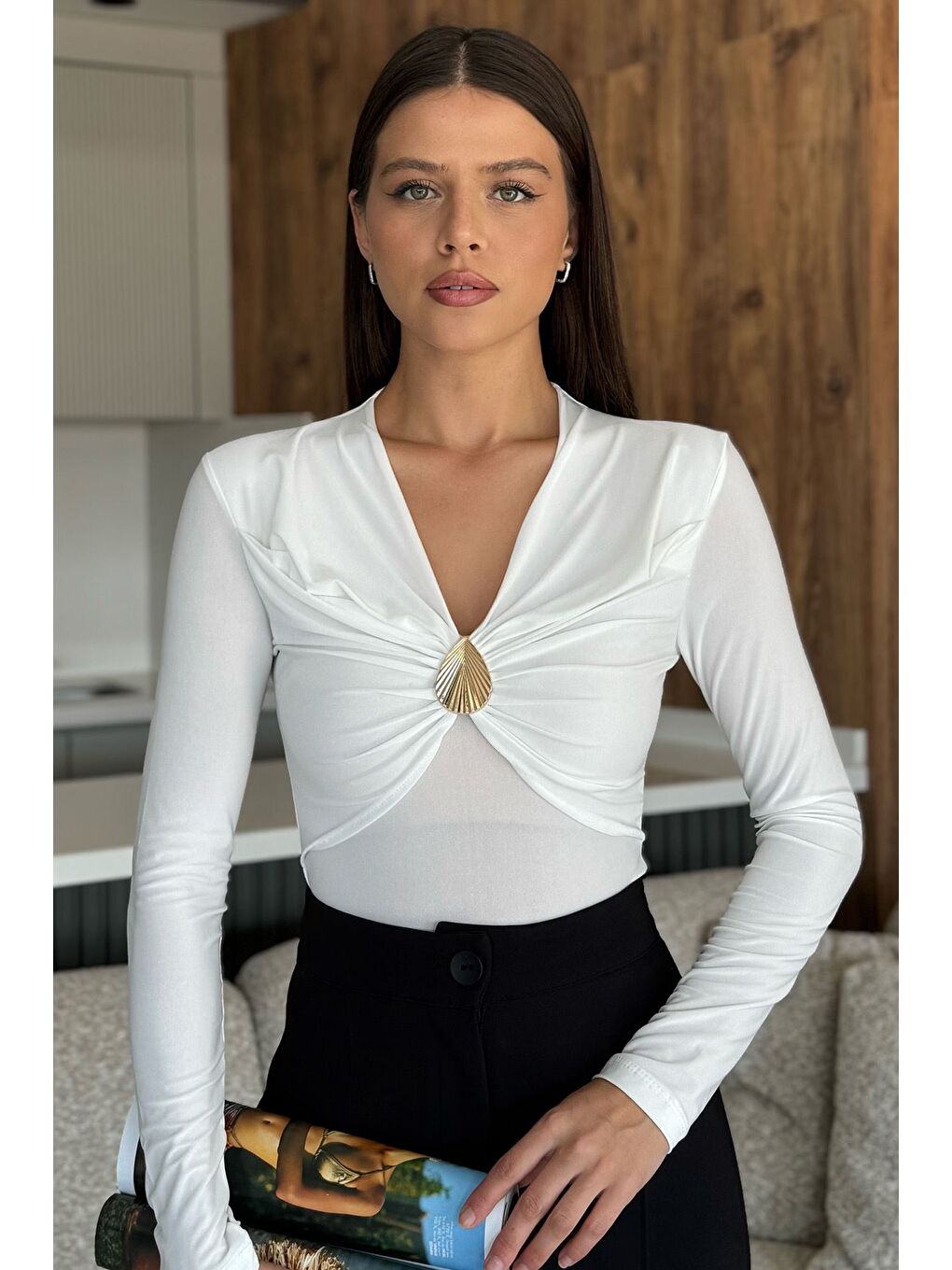 Ekru Kadın V Yaka Gold Aksesuar Detaylı Bluz-1