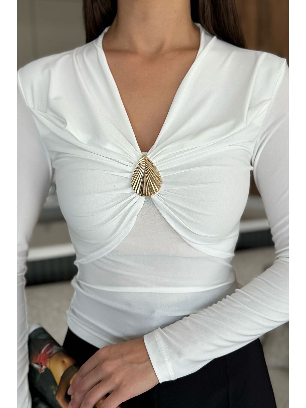 Ekru Kadın V Yaka Gold Aksesuar Detaylı Bluz-2