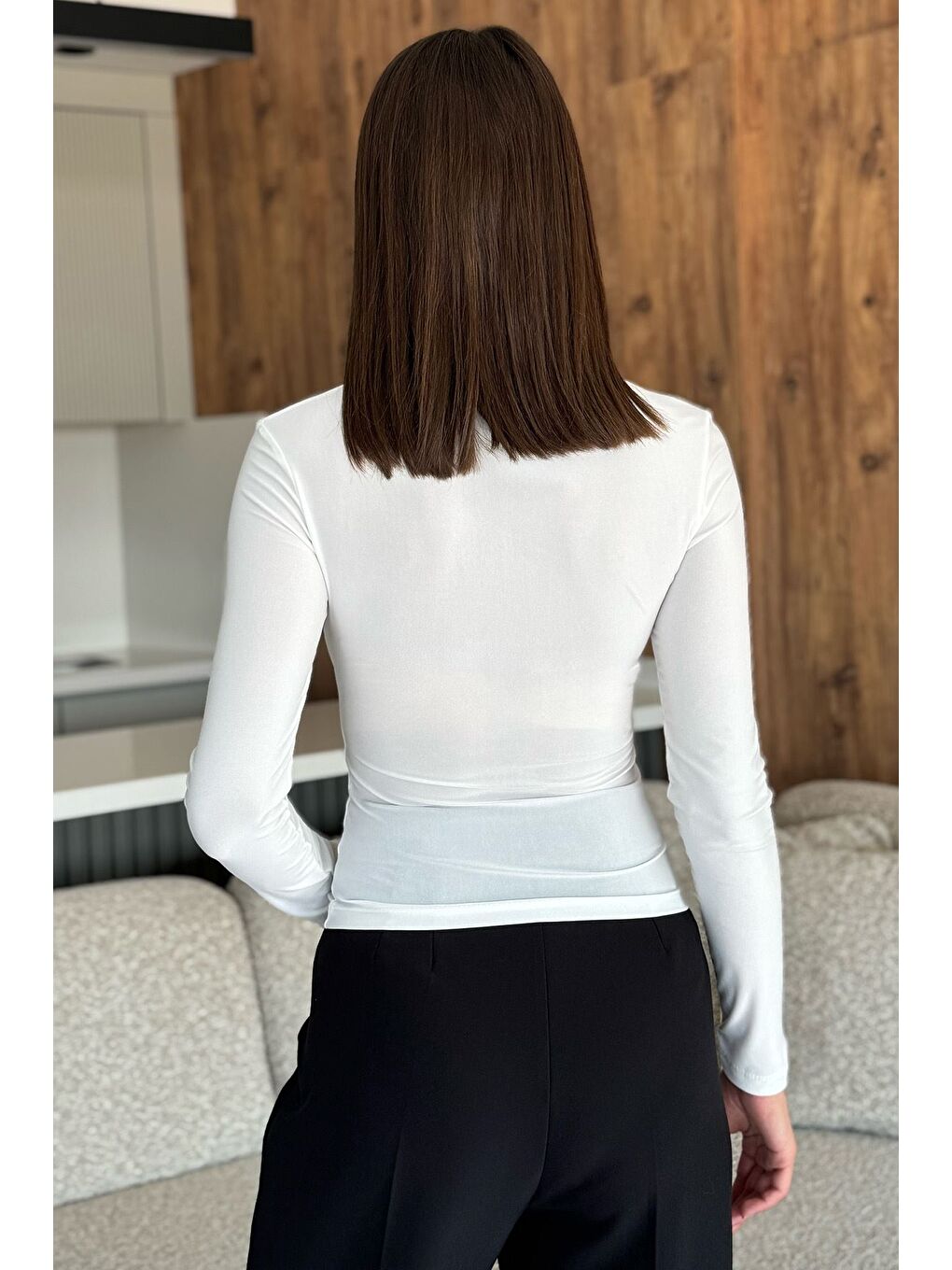 Ekru Kadın V Yaka Gold Aksesuar Detaylı Bluz-3