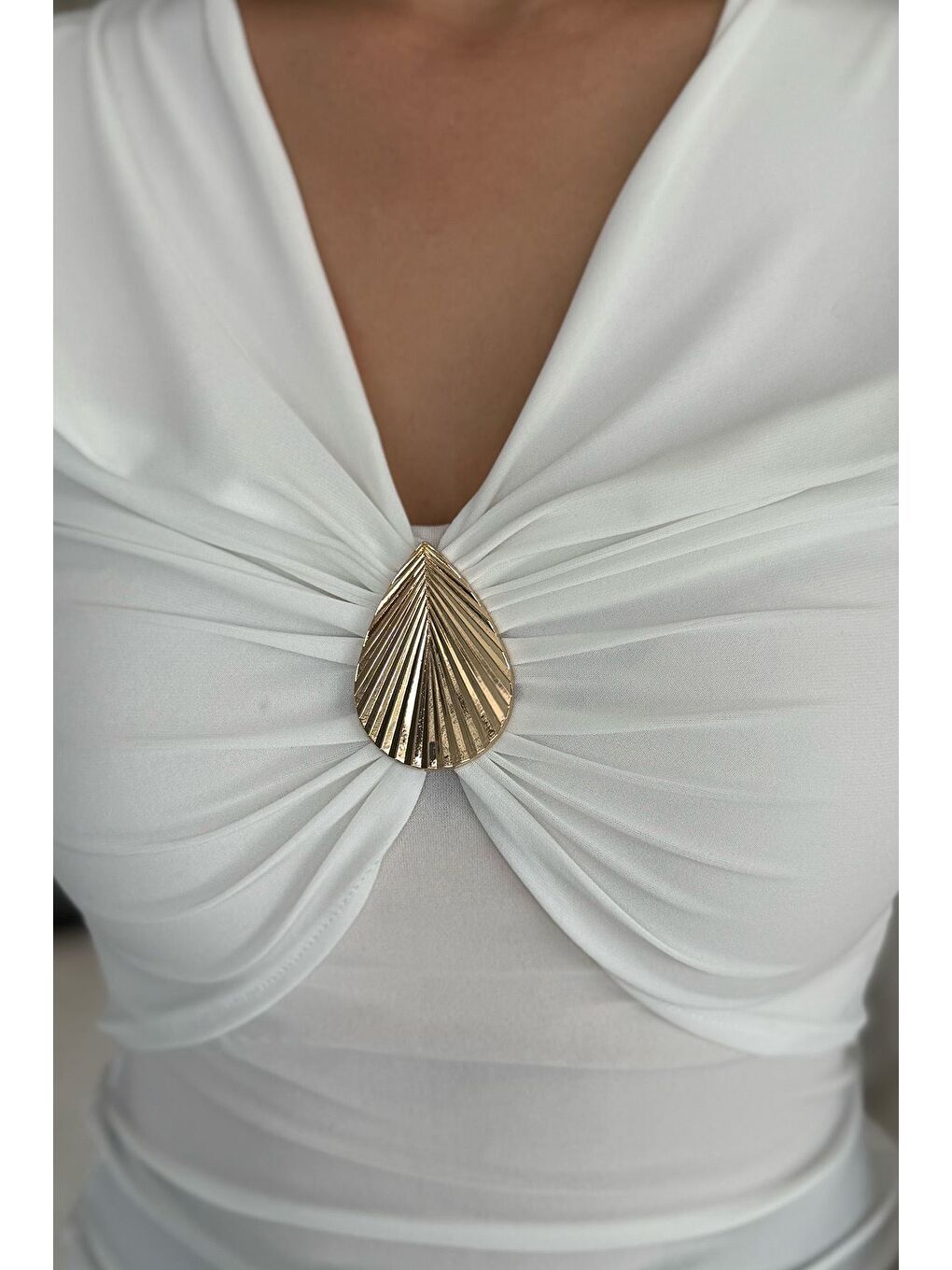 Ekru Kadın V Yaka Gold Aksesuar Detaylı Bluz-4