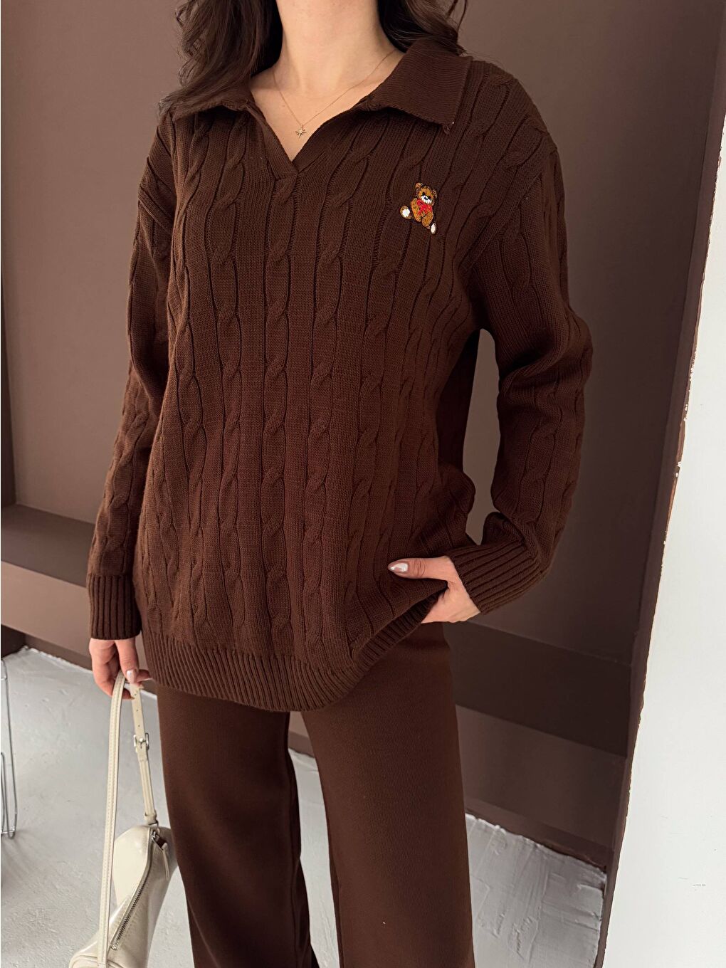 Kahverengi Kadın Polo Yaka Ayıcık Nakışlı Saç Örgü Dokulu Triko Takım