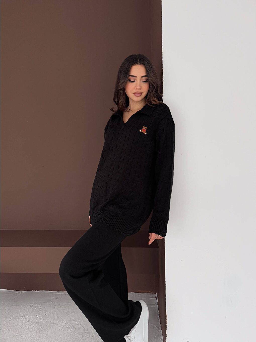 Siyah Kadın Polo Yaka Ayıcık Nakışlı Saç Örgü Dokulu Triko Takım