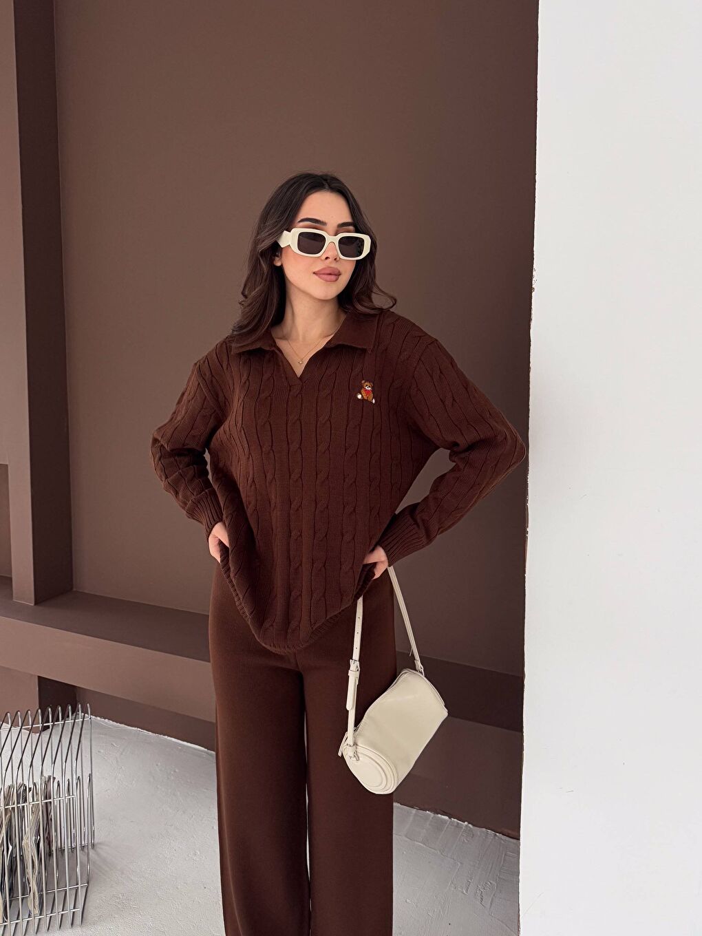 Kahverengi Kadın Polo Yaka Ayıcık Nakışlı Saç Örgü Dokulu Triko Takım-2